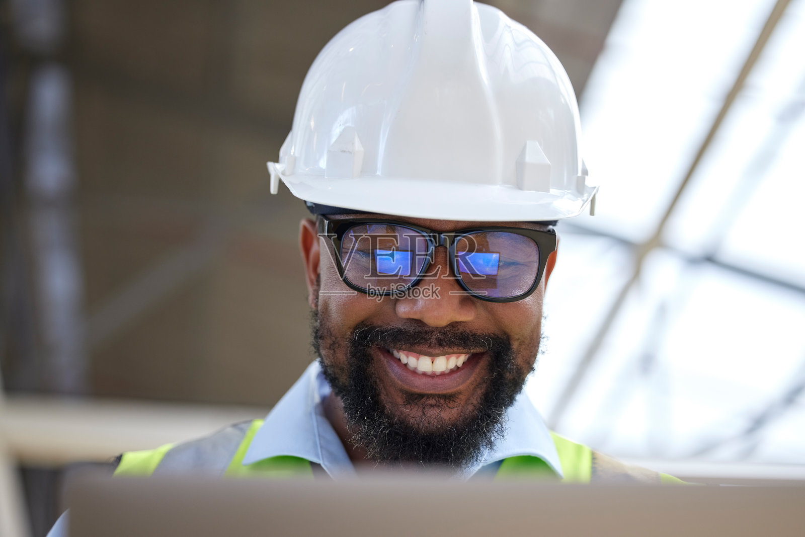 建筑,规划和笔记本电脑与黑人一起在建筑工地进行工程,建筑和设计。技术,研究和数字化与承包商的面,为项目管理和图形照片摄影图片