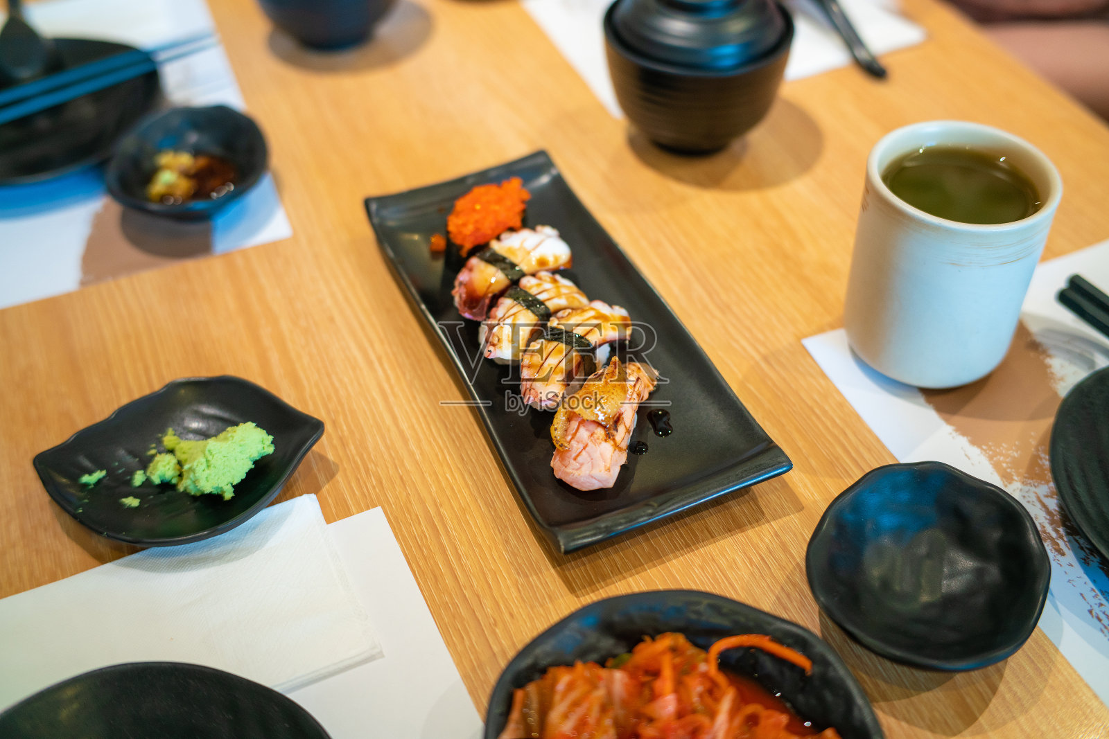 生鱼片把日本菜放在木桌上照片摄影图片