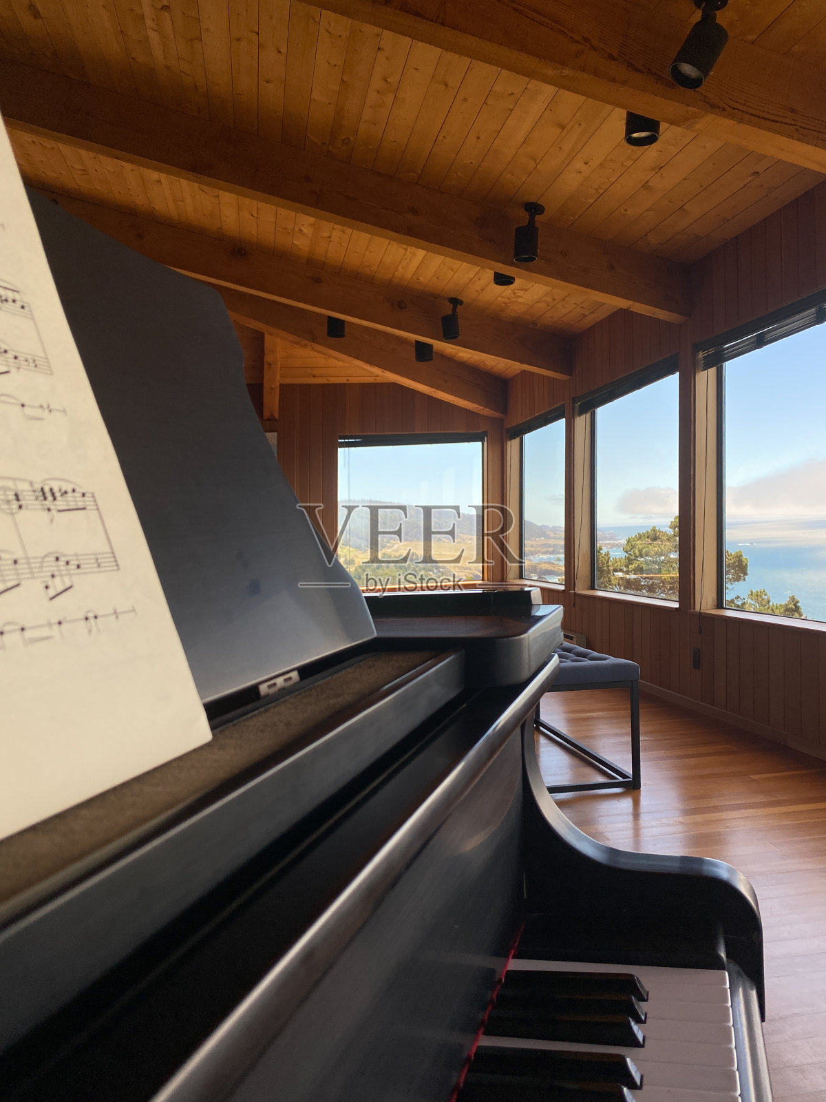 位于加州海边的家中起居室里的钢琴照片摄影图片
