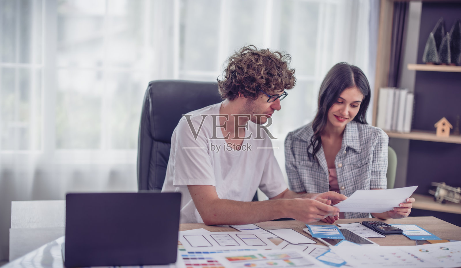 移动应用程序开发人员合作进行头脑风暴,选择想法,优化流程。选择最佳选项,确保可伸缩、用户友好的界面。原型功能,颜色选择。照片摄影图片