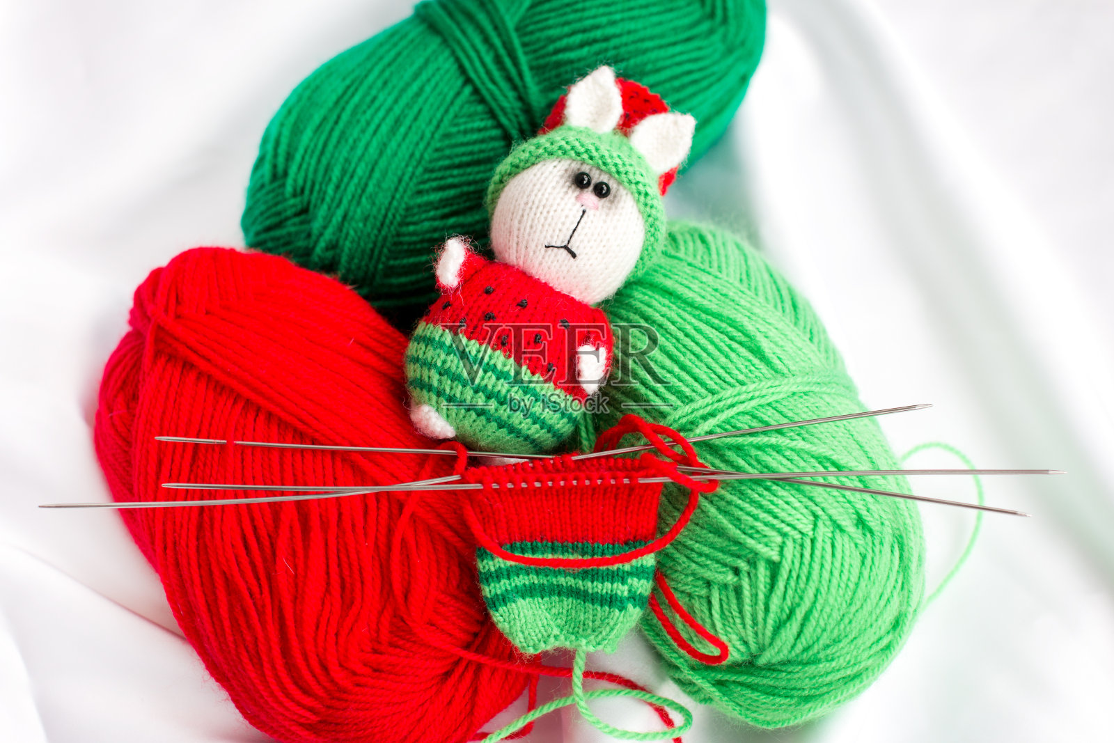 编织成西瓜形状的猫。手工编织照片摄影图片