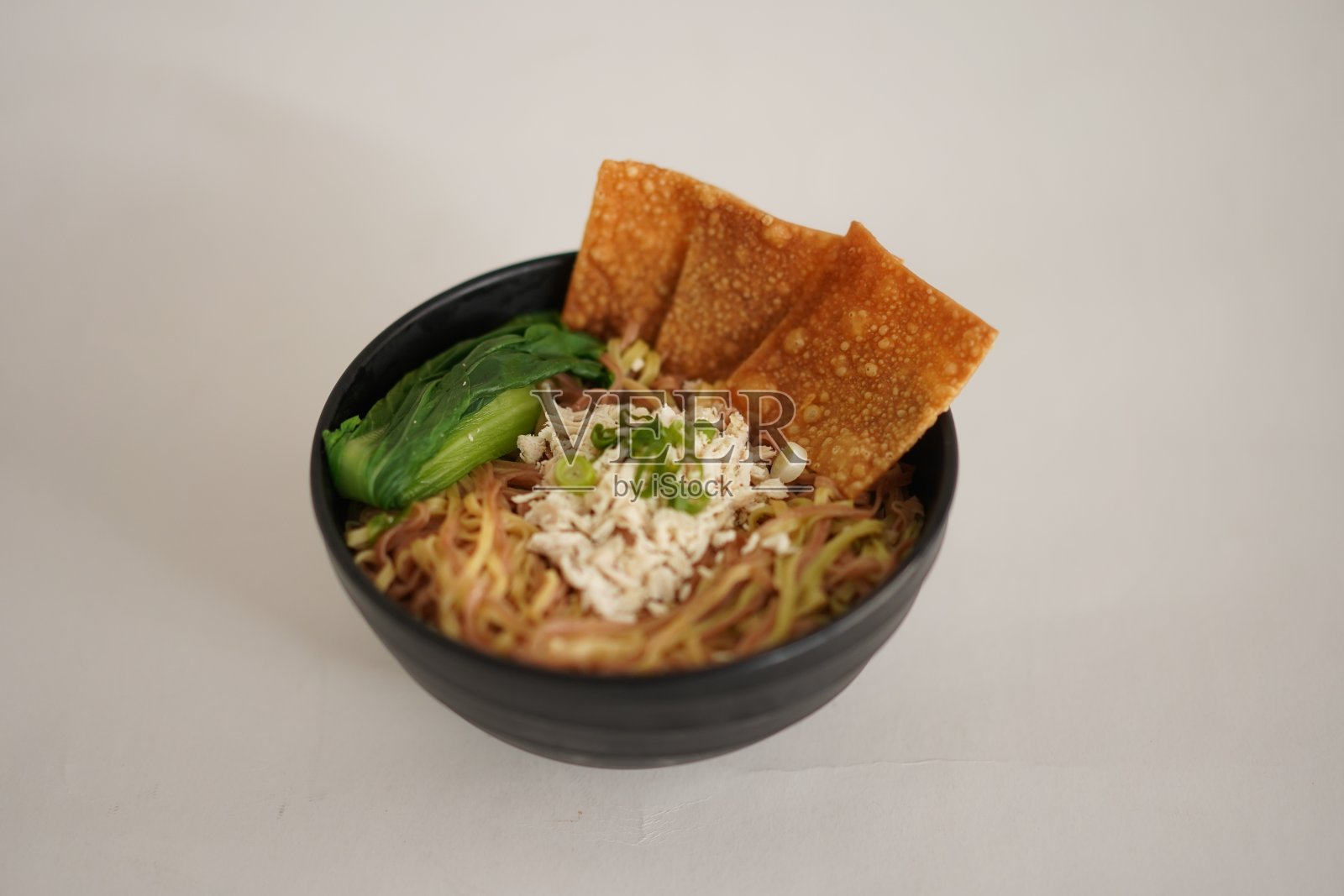 炸馄饨肉丸鸡面照片摄影图片