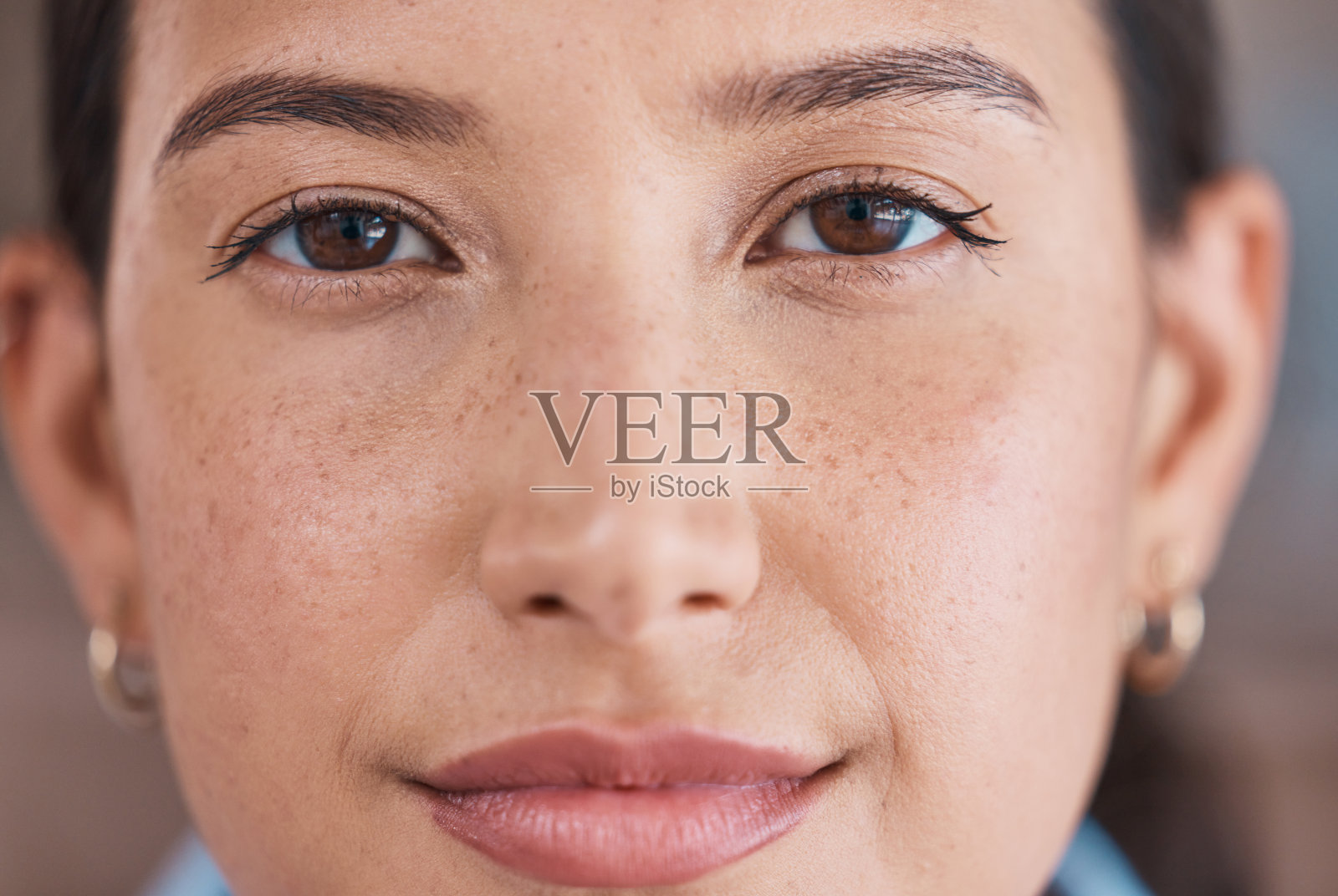 一个严肃的女商人的脸特写肖像。专注的西班牙商务专业人士站在她的办公室里。有权势,领导地位的单身女性。美丽女人的脸照片摄影图片