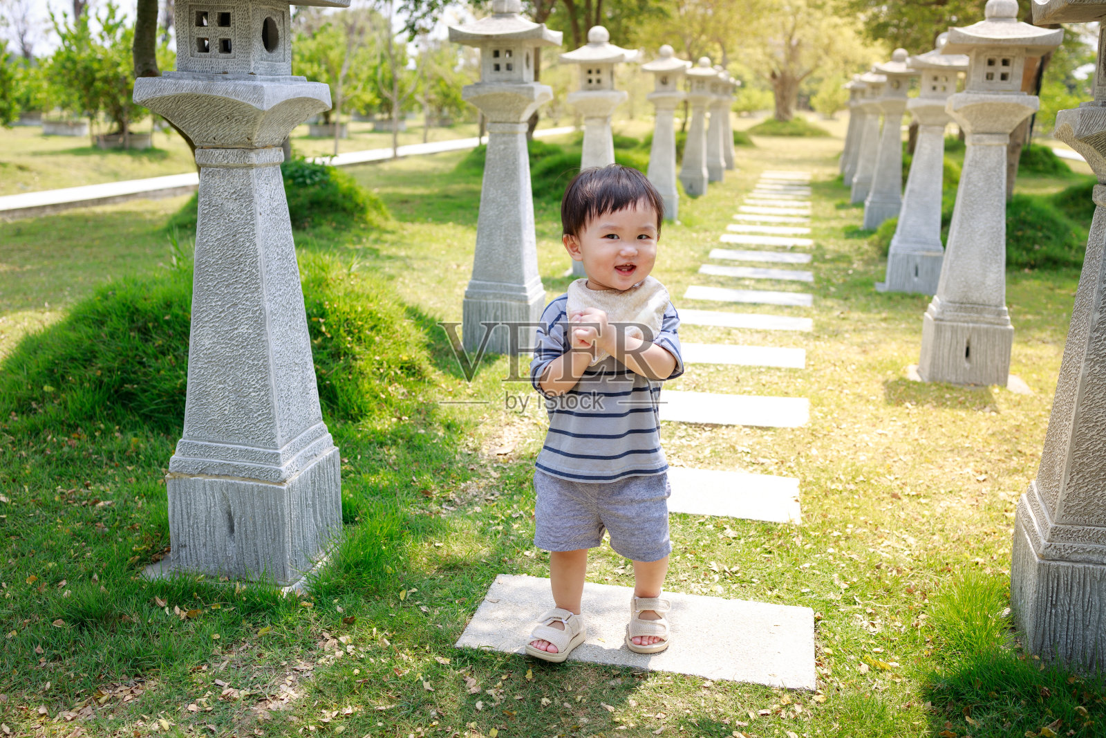 亚洲男孩站在花园里照片摄影图片