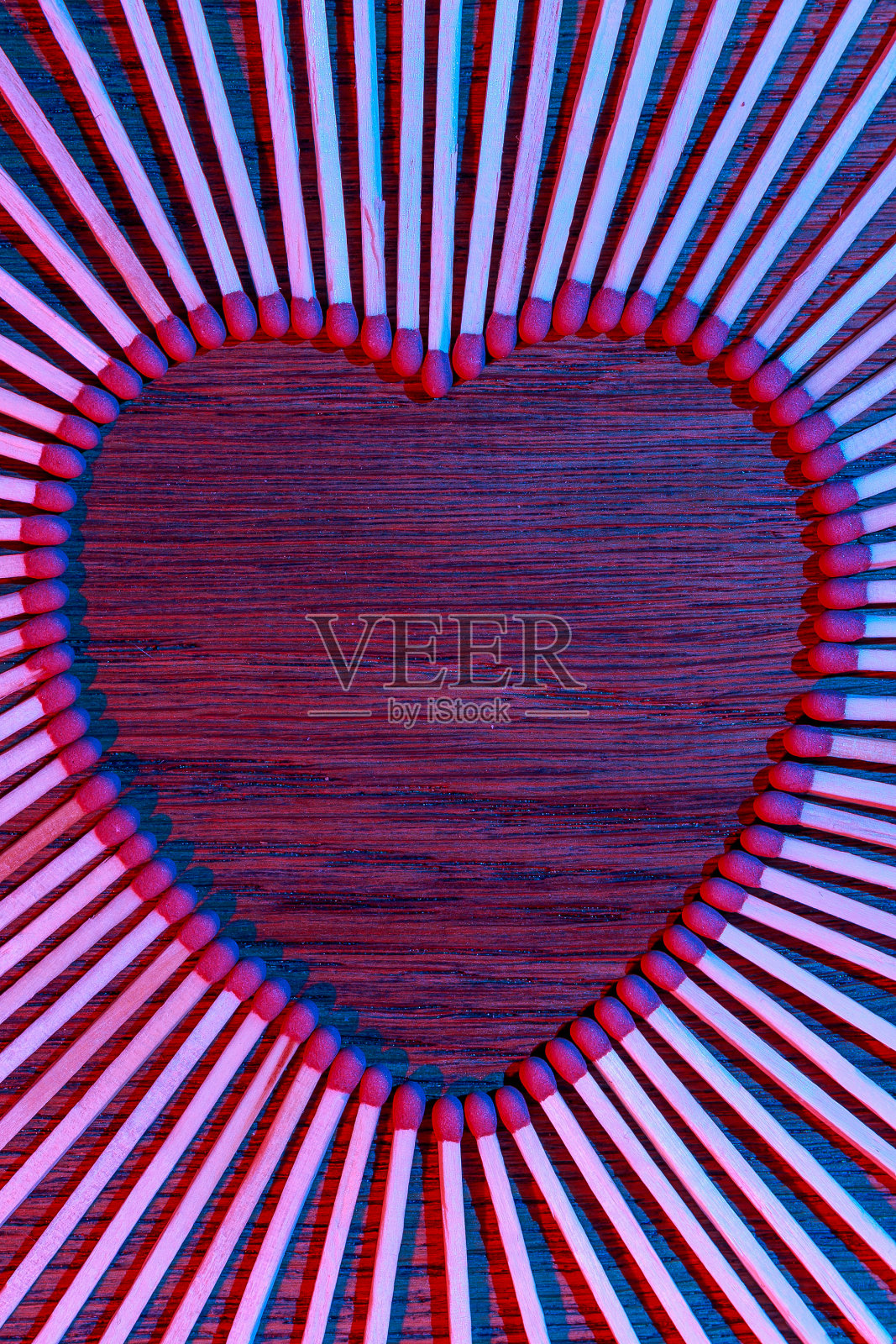 火柴在木制背景形成抽象的心。霓虹灯。复制文本空间。激情火热的爱情概念照片摄影图片