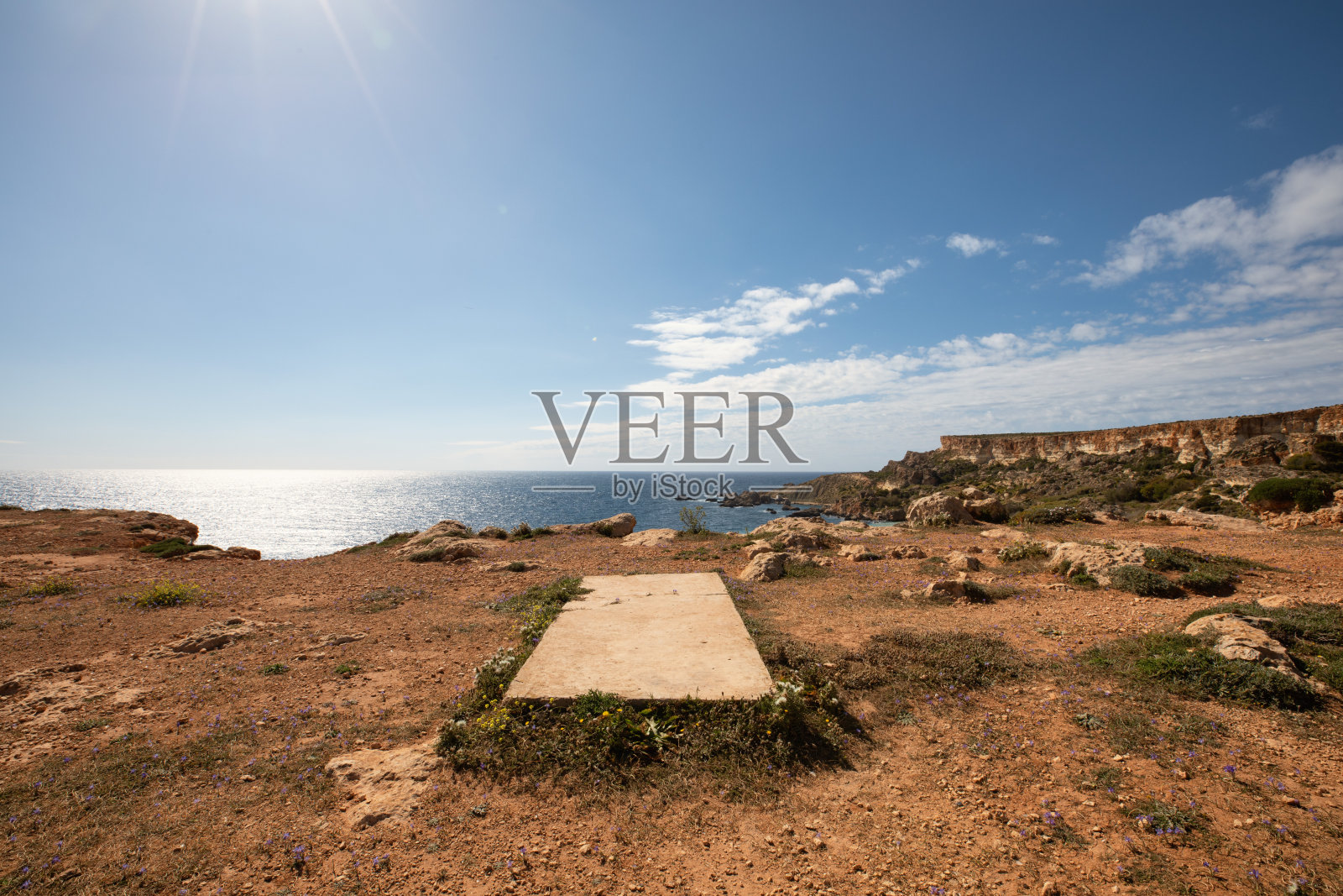 马耳他海岸的全景。发现欧洲的马耳他岛。徒步旅行在马耳他。马耳他的活跃生活照片摄影图片