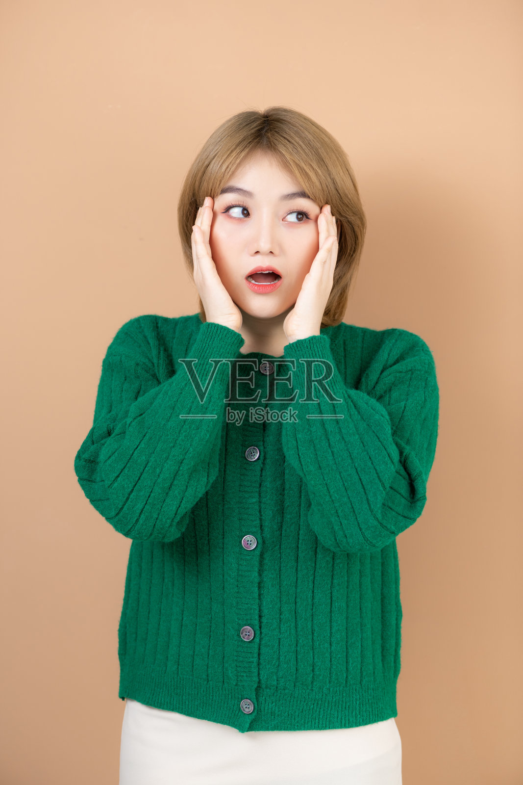 惊讶的亚洲女性对好的提议或促销的情绪反应照片摄影图片