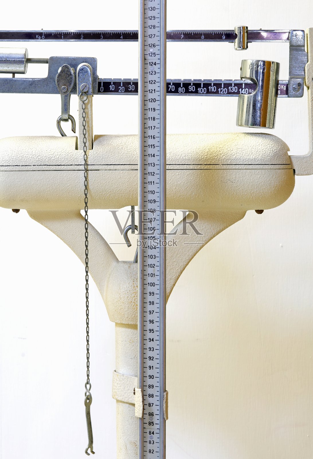 儿科医生办公室的老式浴室秤,配有刻度杆来测量身高和体重照片摄影图片