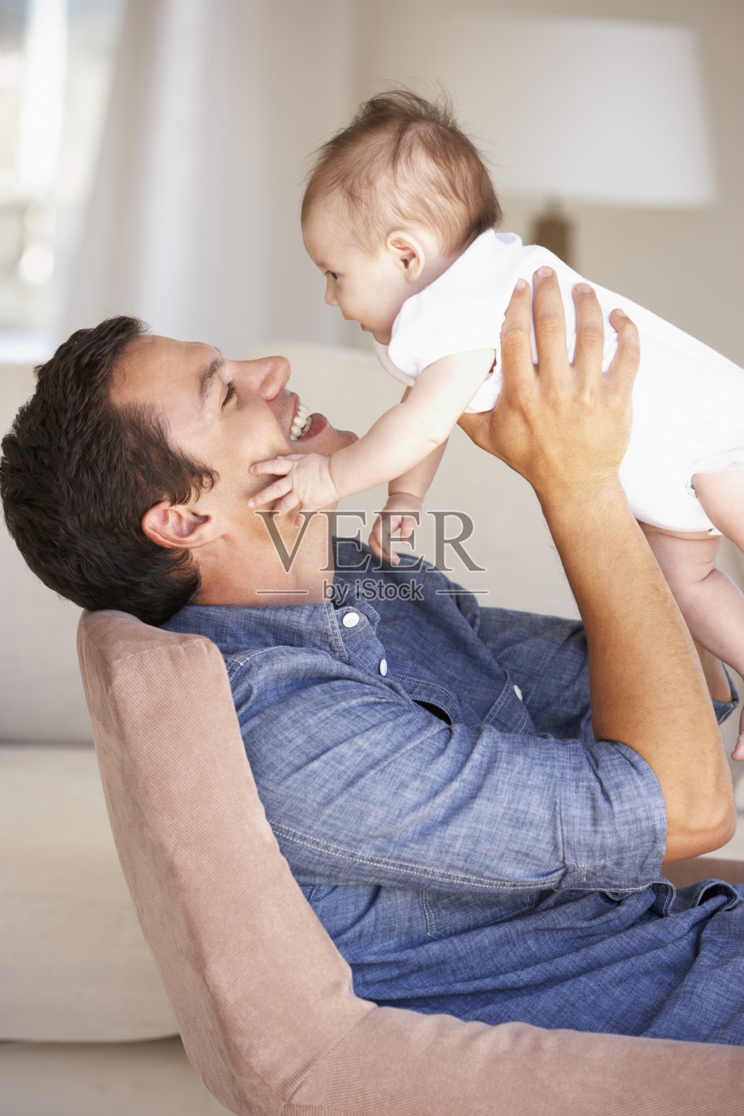 小爸爸在家里和小女儿玩耍照片摄影图片