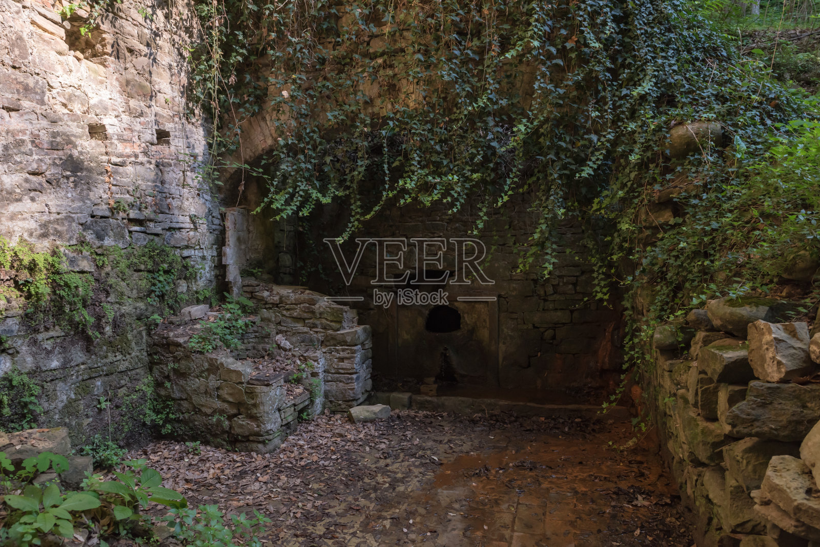 瓦拉第耶神庙藏在意大利安科纳的弗拉沙西峡谷照片摄影图片