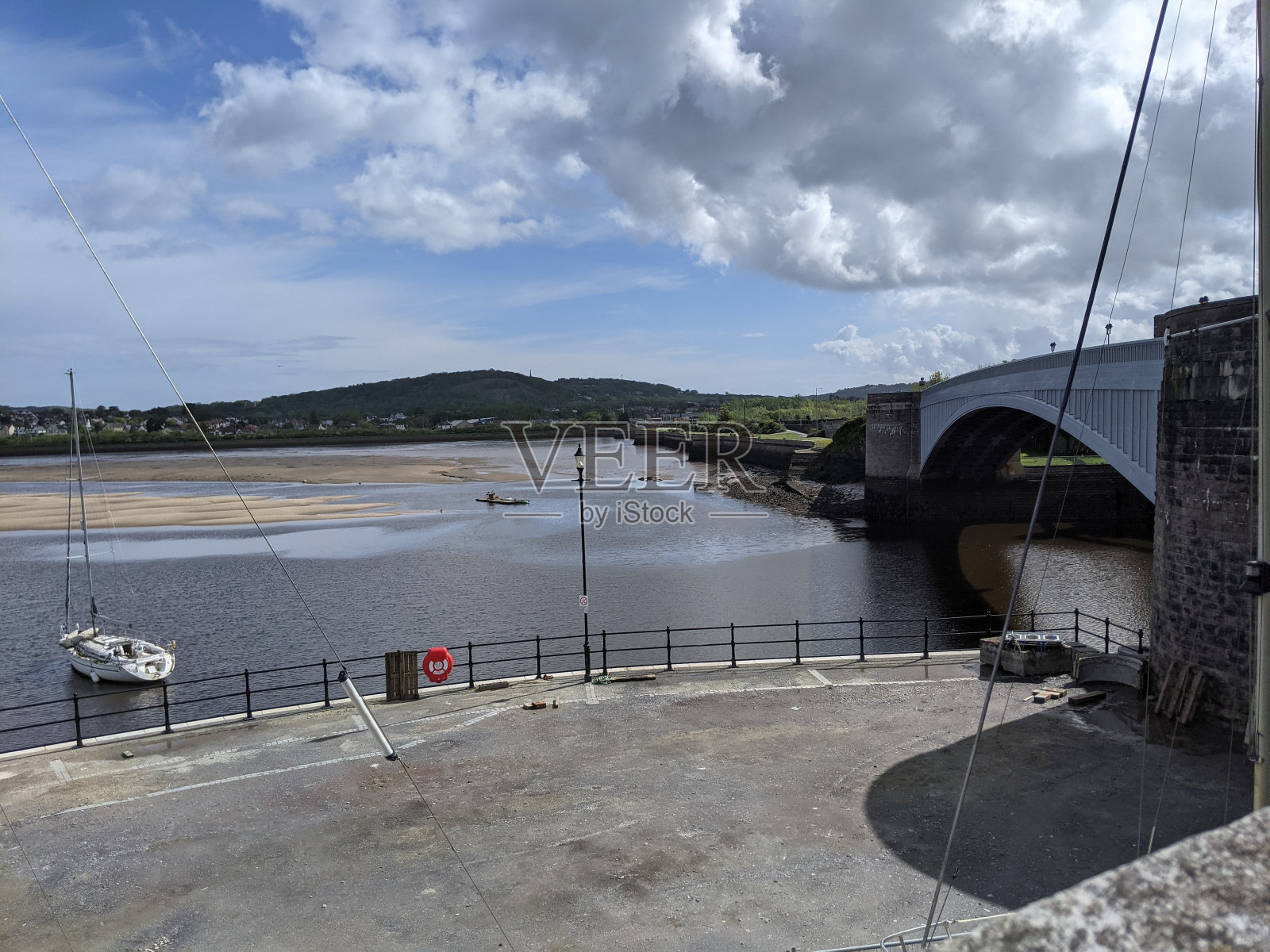 标志性康威城市景观与交通和海滨。照片摄影图片