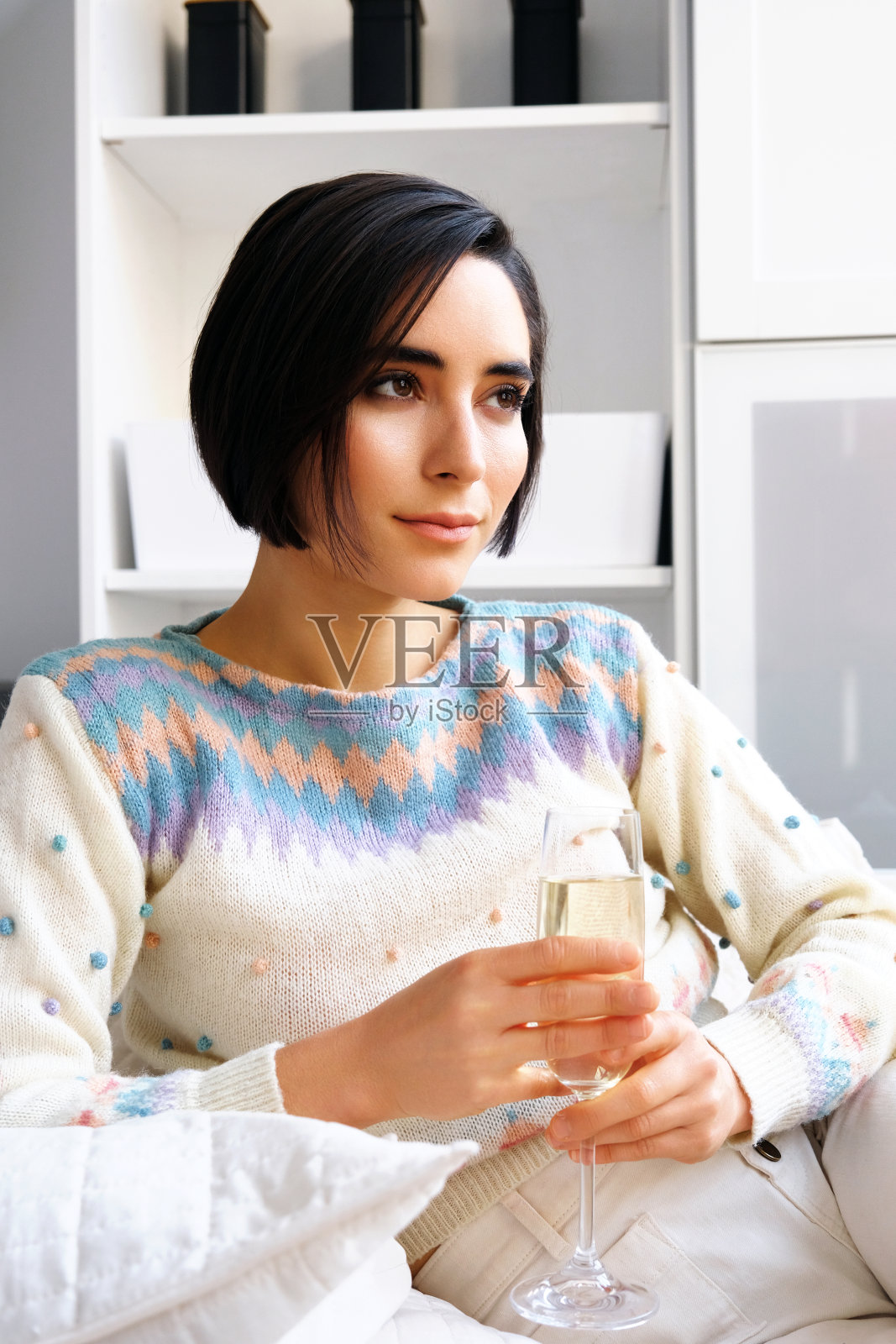 漂亮女人在家里拿着香槟笛照片摄影图片