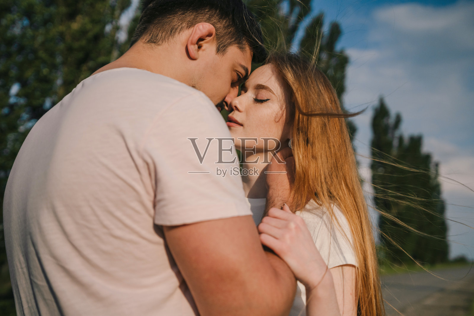 情侣在大自然中拥抱照片摄影图片