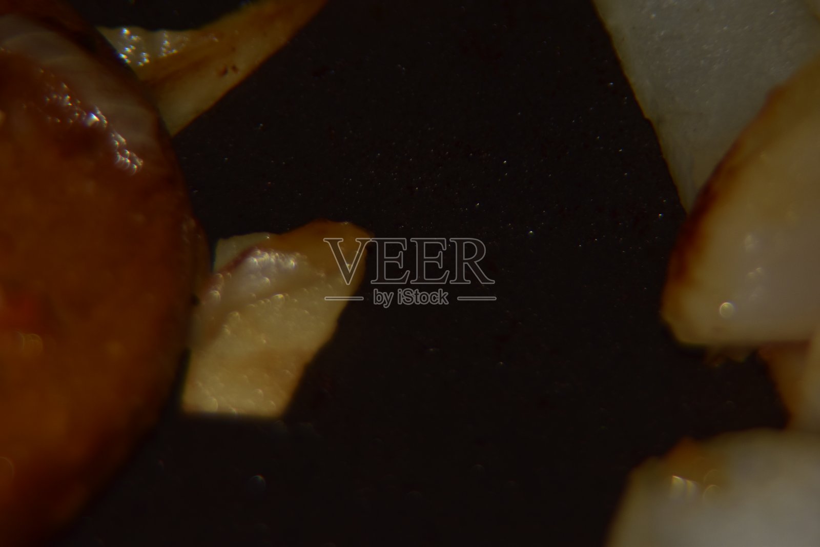 在锅上近距离烤洋葱照片摄影图片