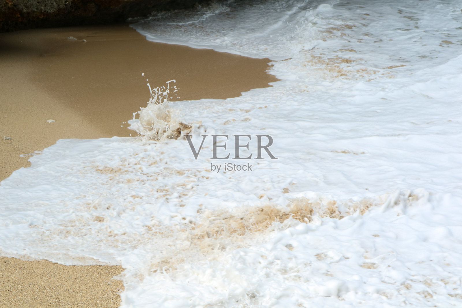 沙滩上柔和的海浪照片摄影图片