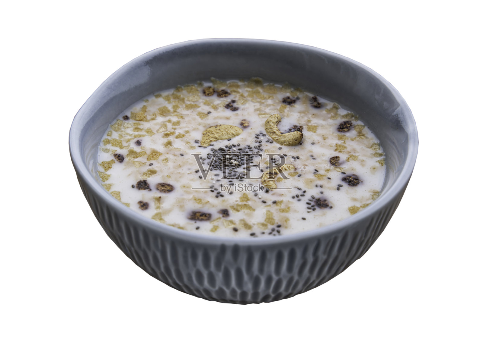 自制麦片格兰诺拉麦片由燕麦片、腰果、种子、奇亚籽和蜂蜜混合在杏仁奶中制成,装在陶瓷碗里,白色背景上有剪裁路径。照片摄影图片