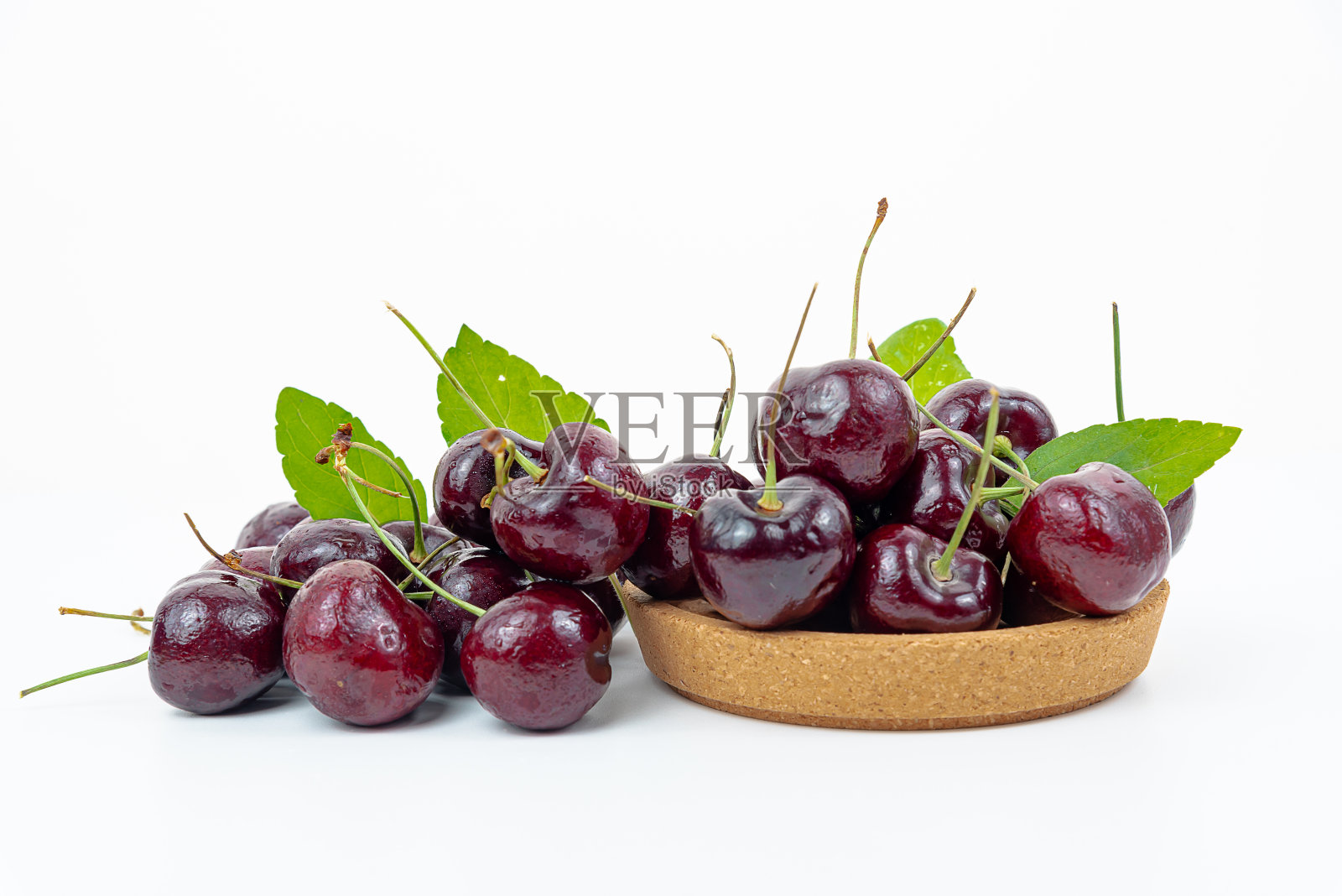 红色甜樱桃孤立在白色背景上照片摄影图片