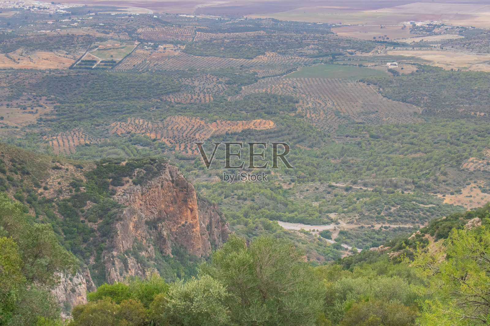 雄伟的Djebel Zaghouan山:突尼斯令人惊叹的山照片摄影图片