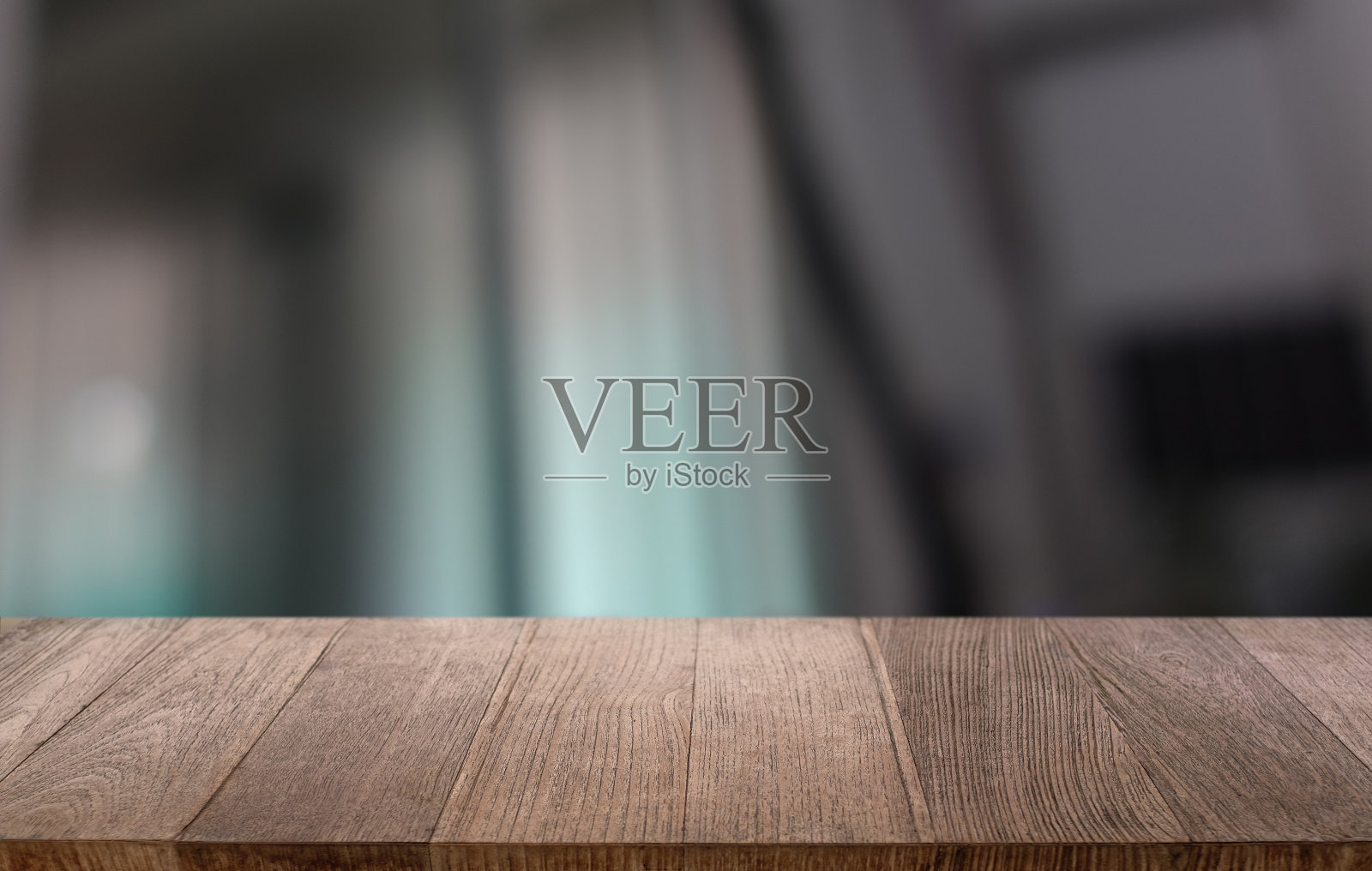 咖啡厅抽象模糊背景前的空木桌。可以用来展示或蒙太奇您的产品。产品展示的模型照片摄影图片