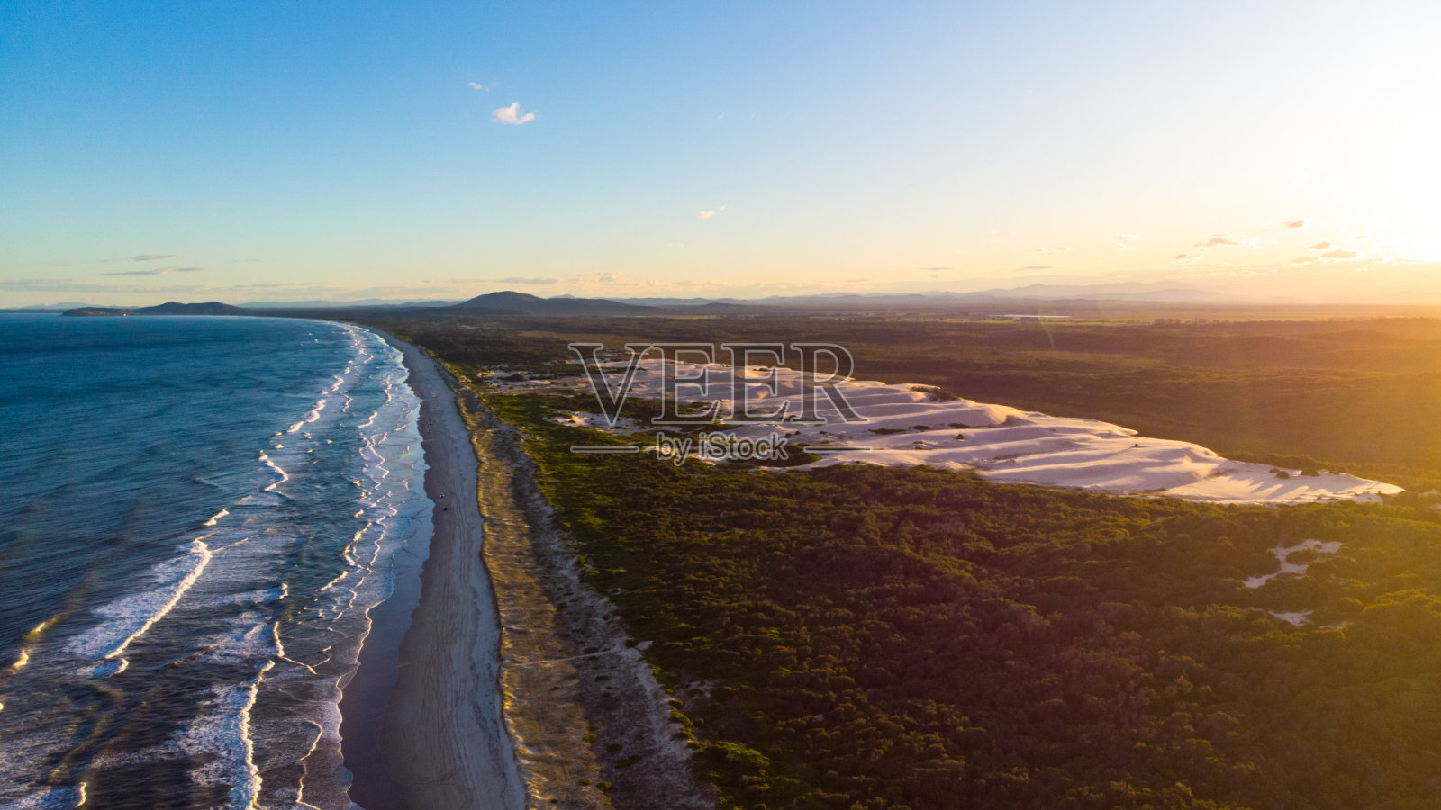 澳大利亚偏远海滩上壮观美丽的日落鸟瞰图照片摄影图片