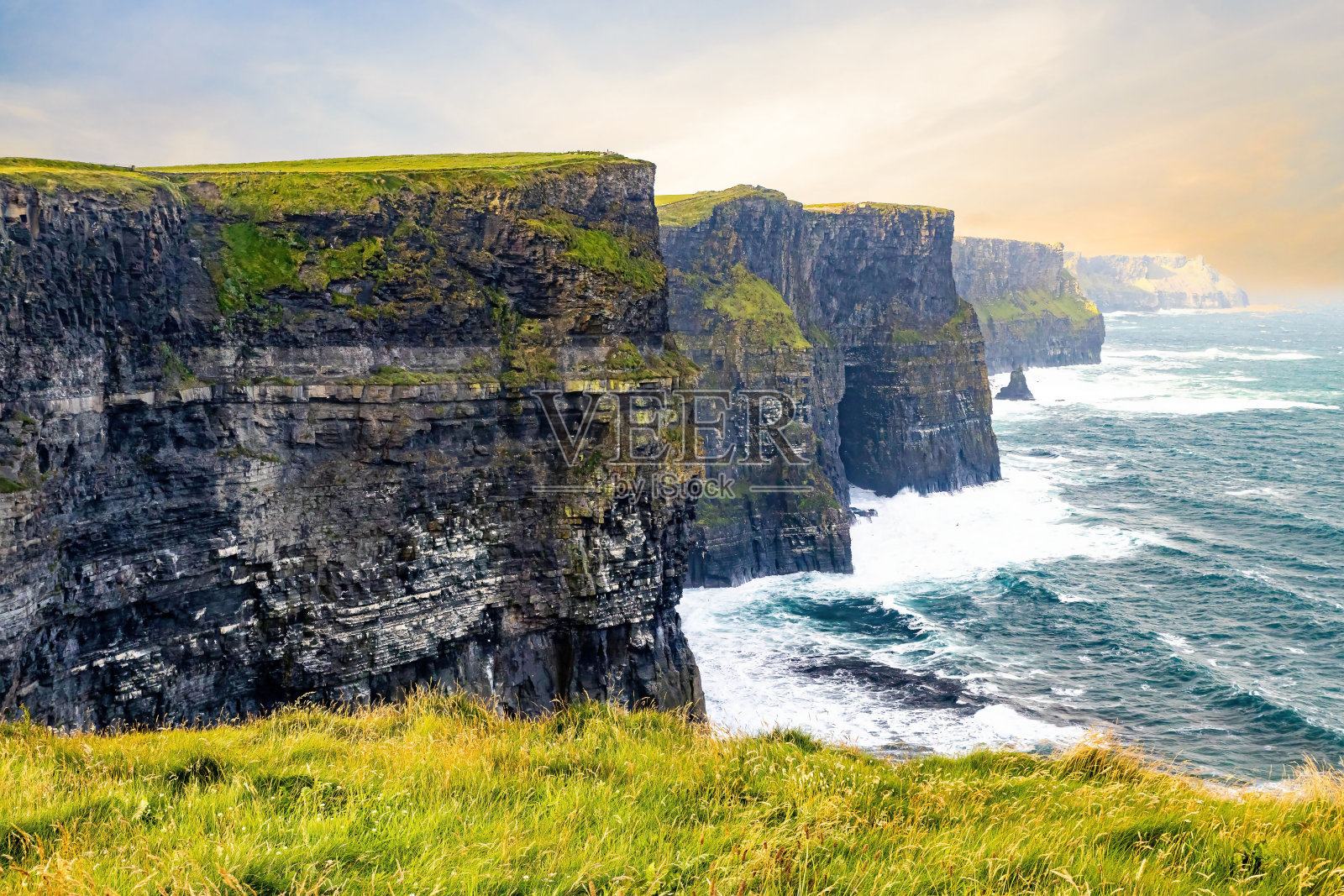 夏日日出时,莫赫悬崖的美景照片摄影图片