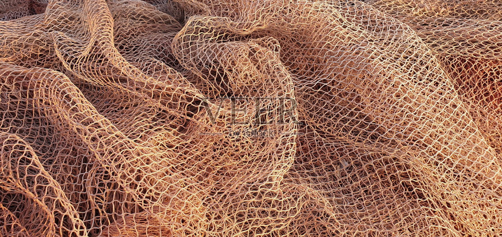 在海里捕鱼用的渔网。船上的渔网。渔网的质地。照片摄影图片