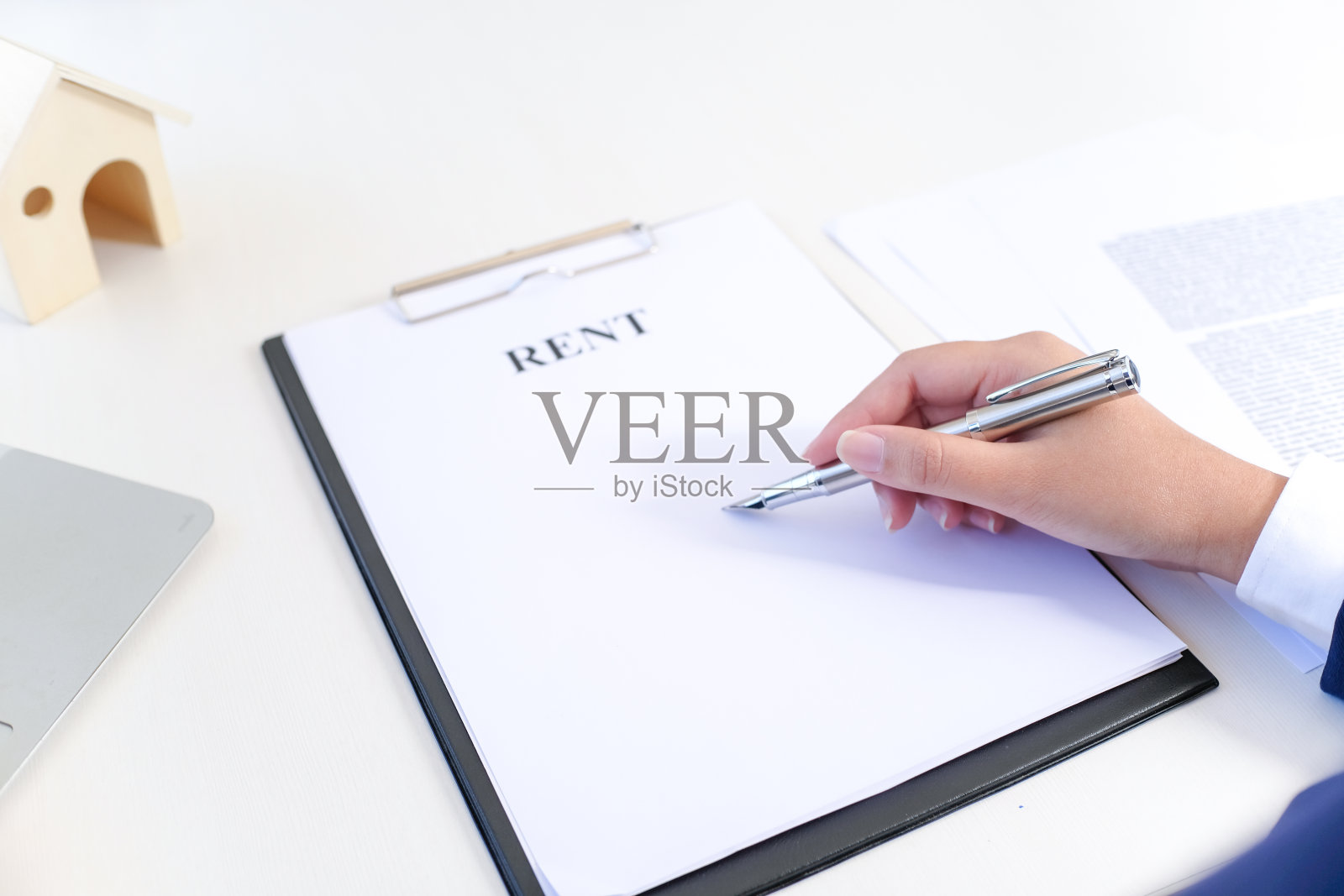 商务人士签订合同,与房地产经纪人进行交易,顾问概念和家庭保险概念。照片摄影图片