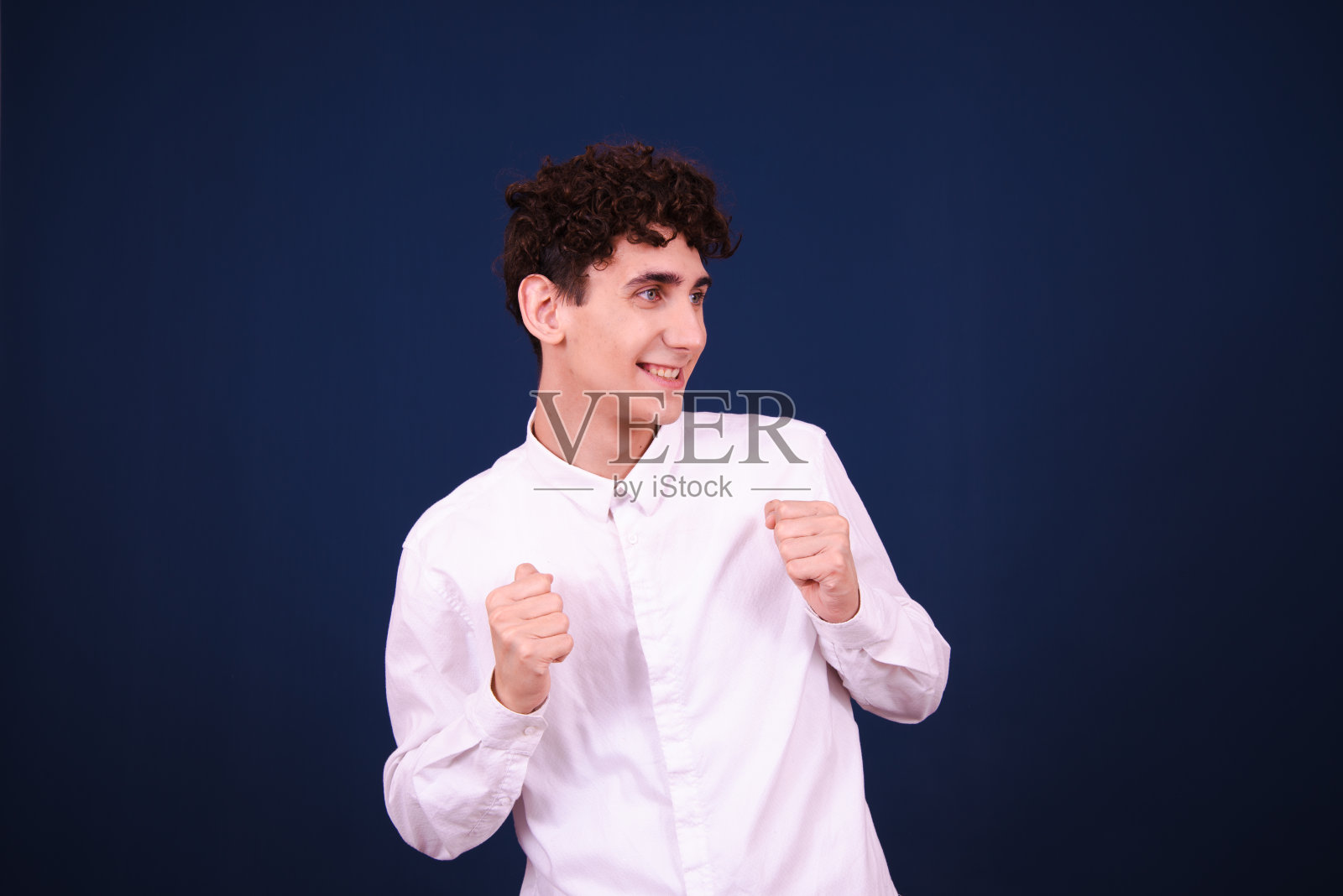 有趣的情绪化的家伙在准备考试。照片摄影图片