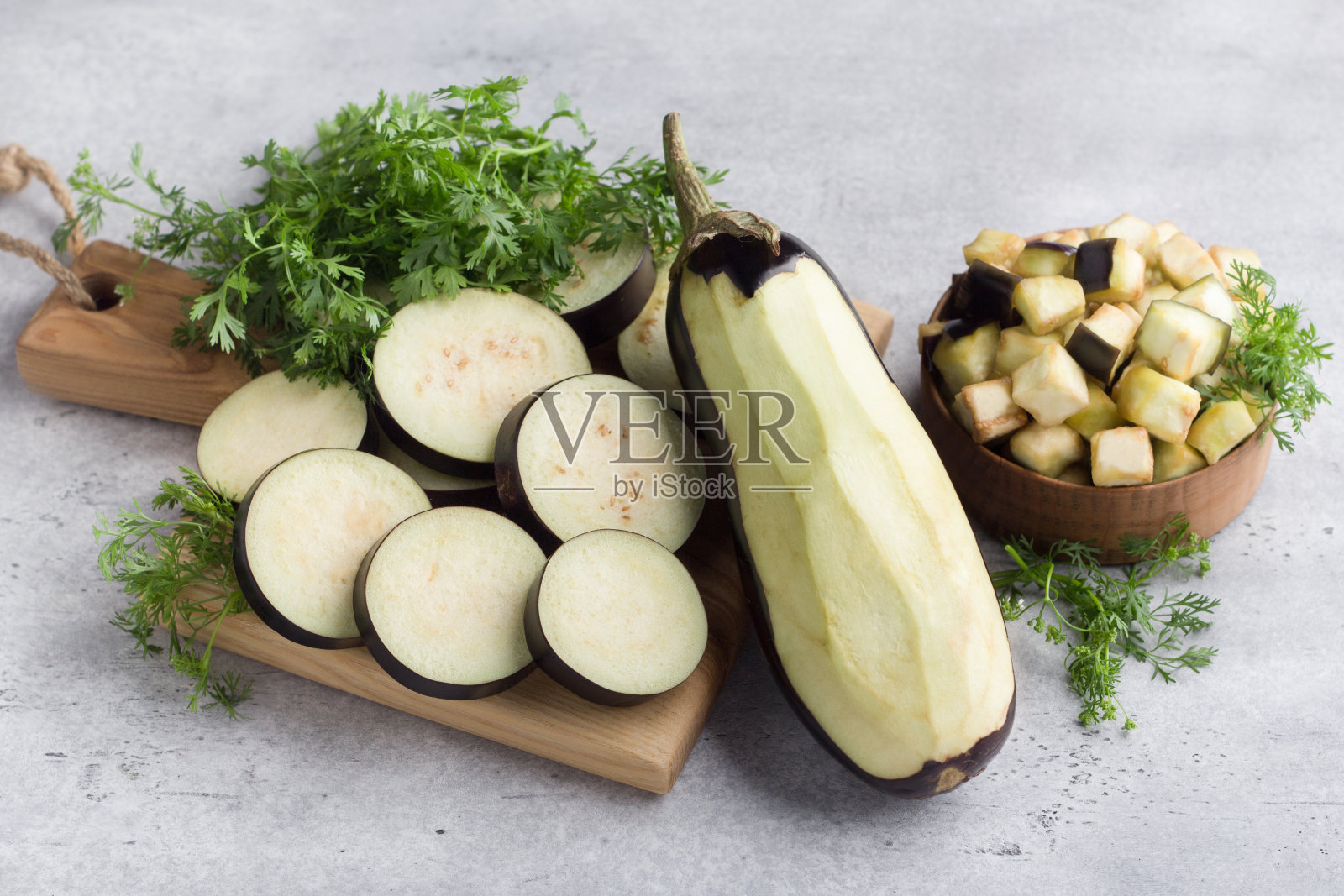 全茄子去皮,茄子块和片浸泡在盐灰色纹理的背景。茄子去苦味的几种方法照片摄影图片