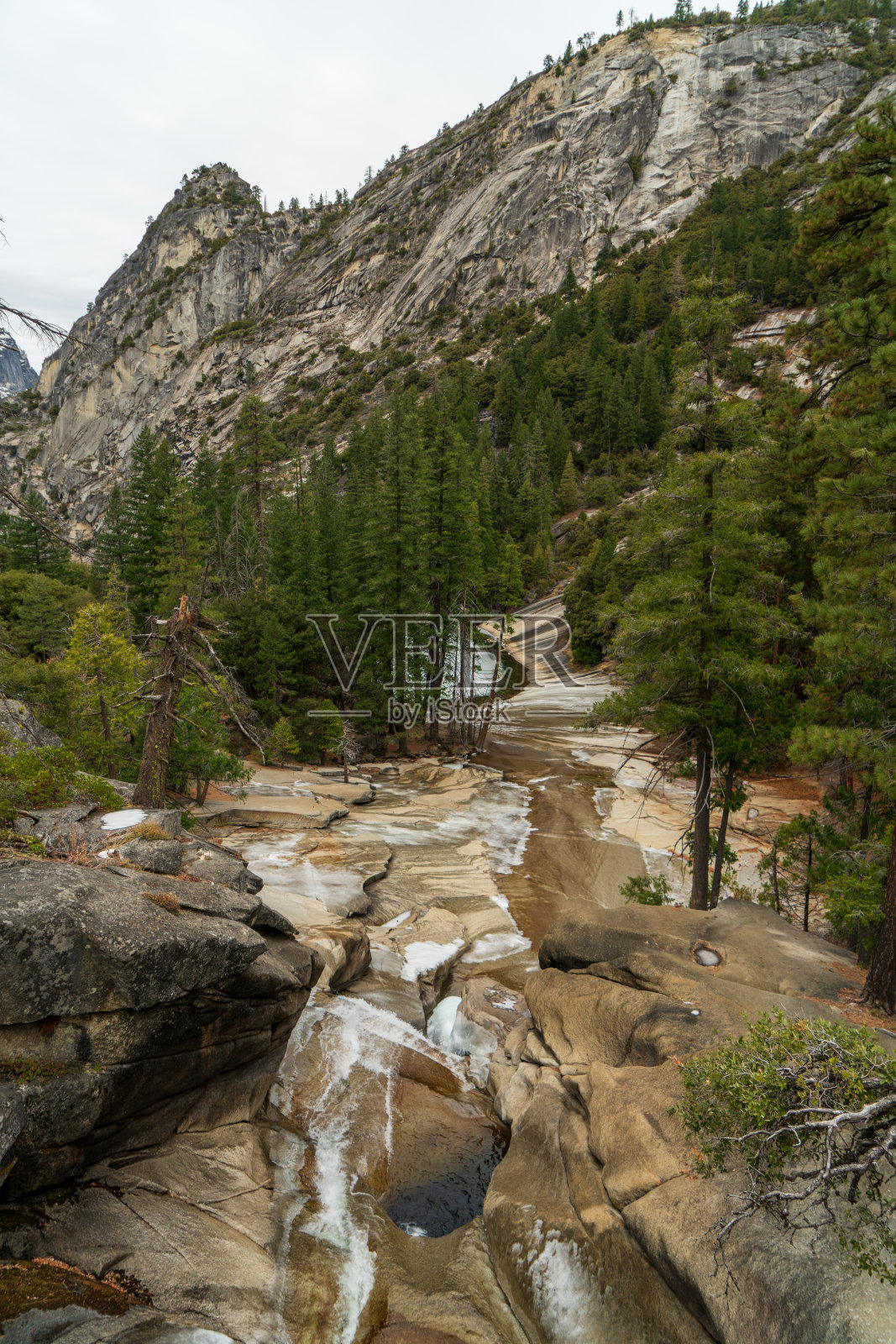 内华达瀑布位于加州约塞米蒂国家公园照片摄影图片