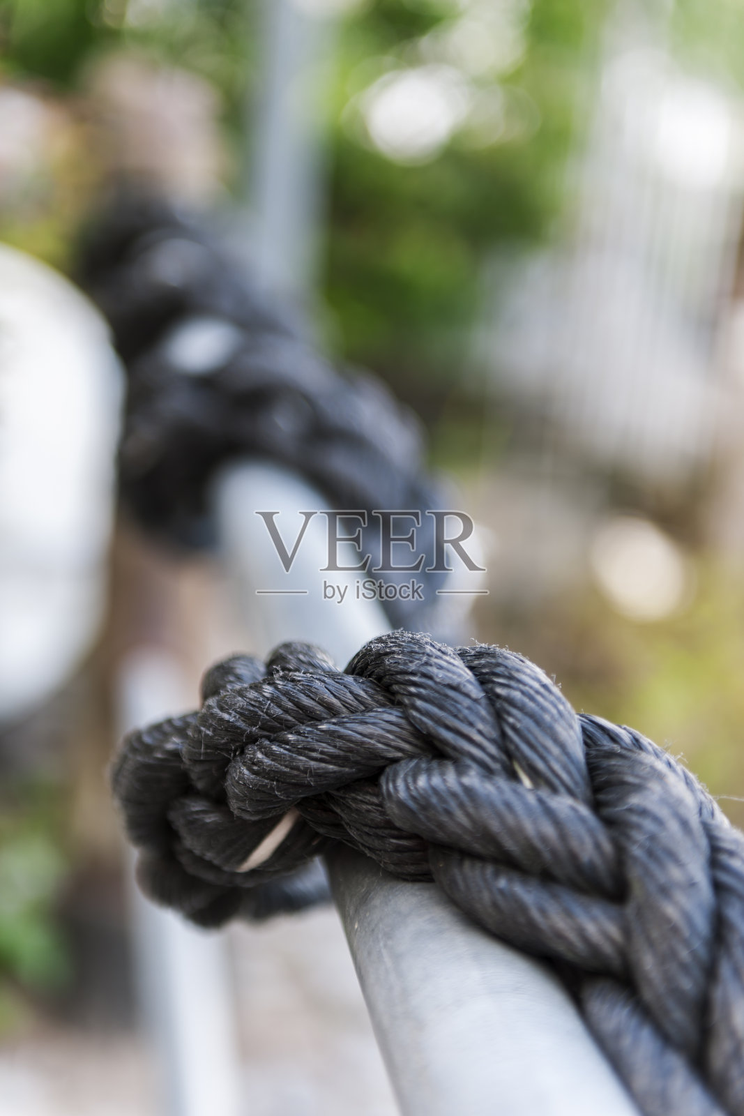 左边的栏杆上缠着塑料绳照片摄影图片