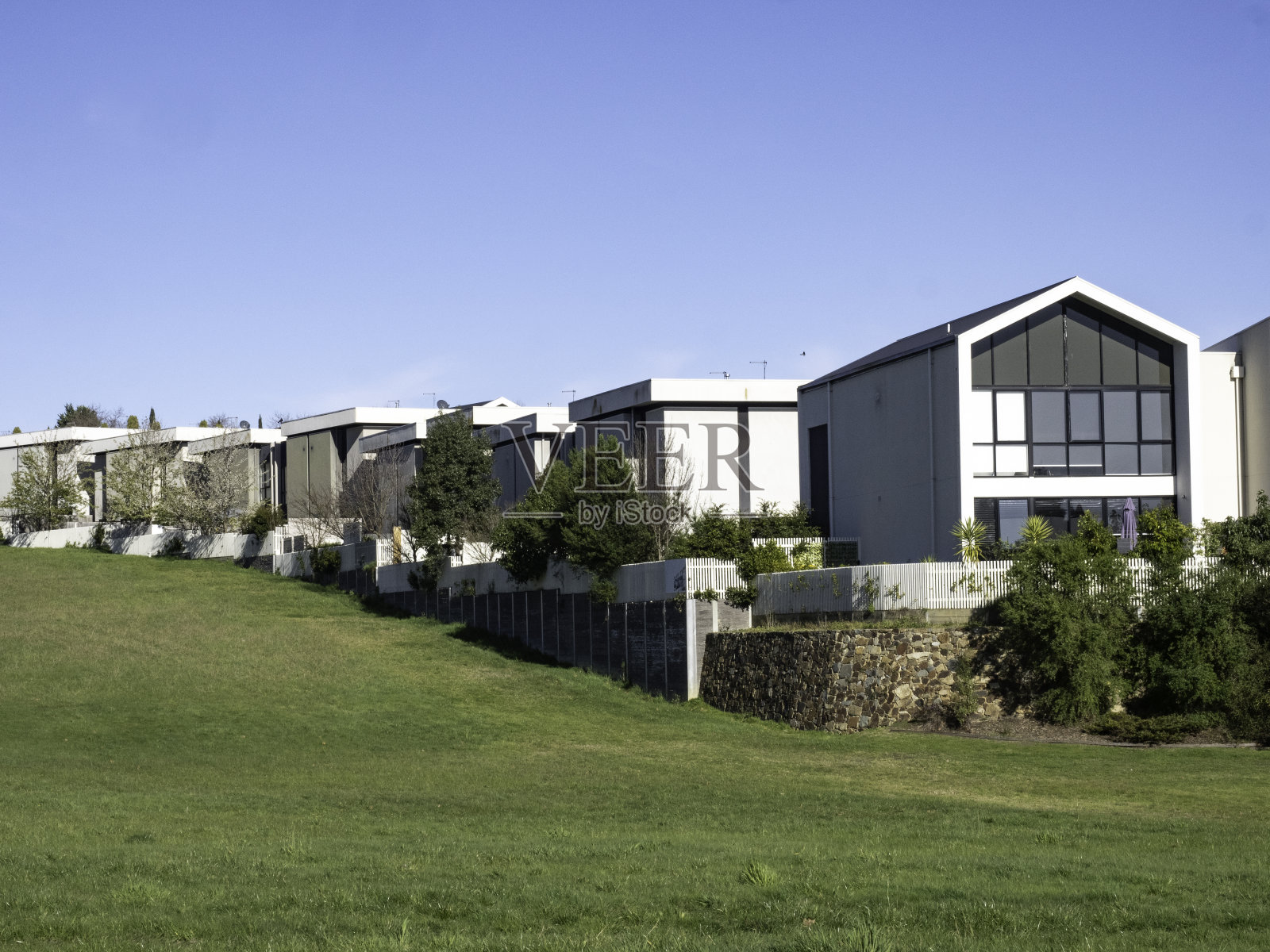 乡村绿地和城镇住宅照片摄影图片