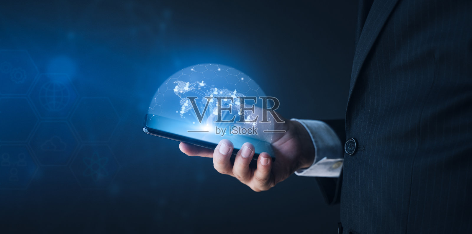 商人手持智能手机,将全球客户网络连接在手中照片摄影图片