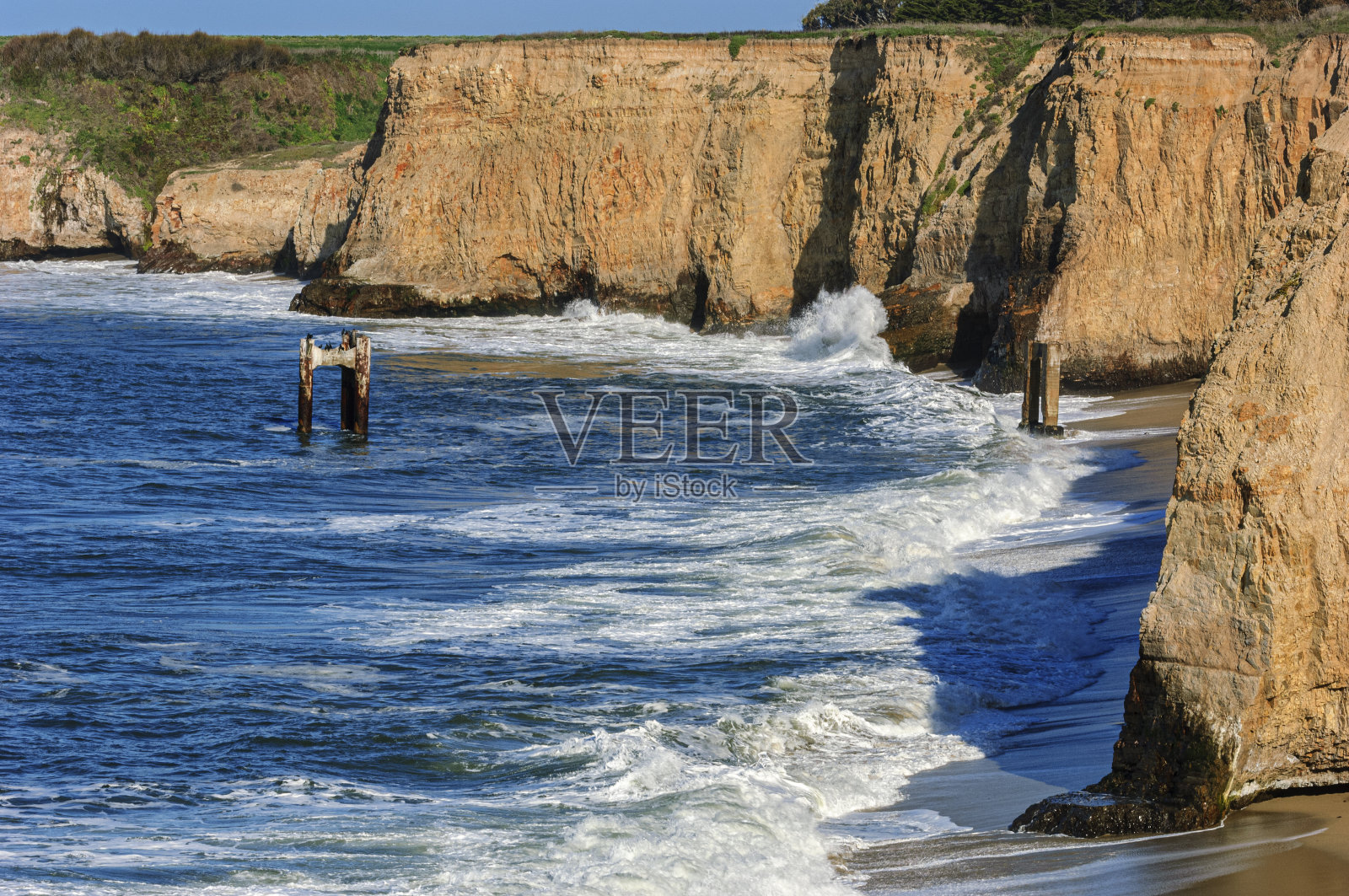 海浪冲击着加州海岸照片摄影图片