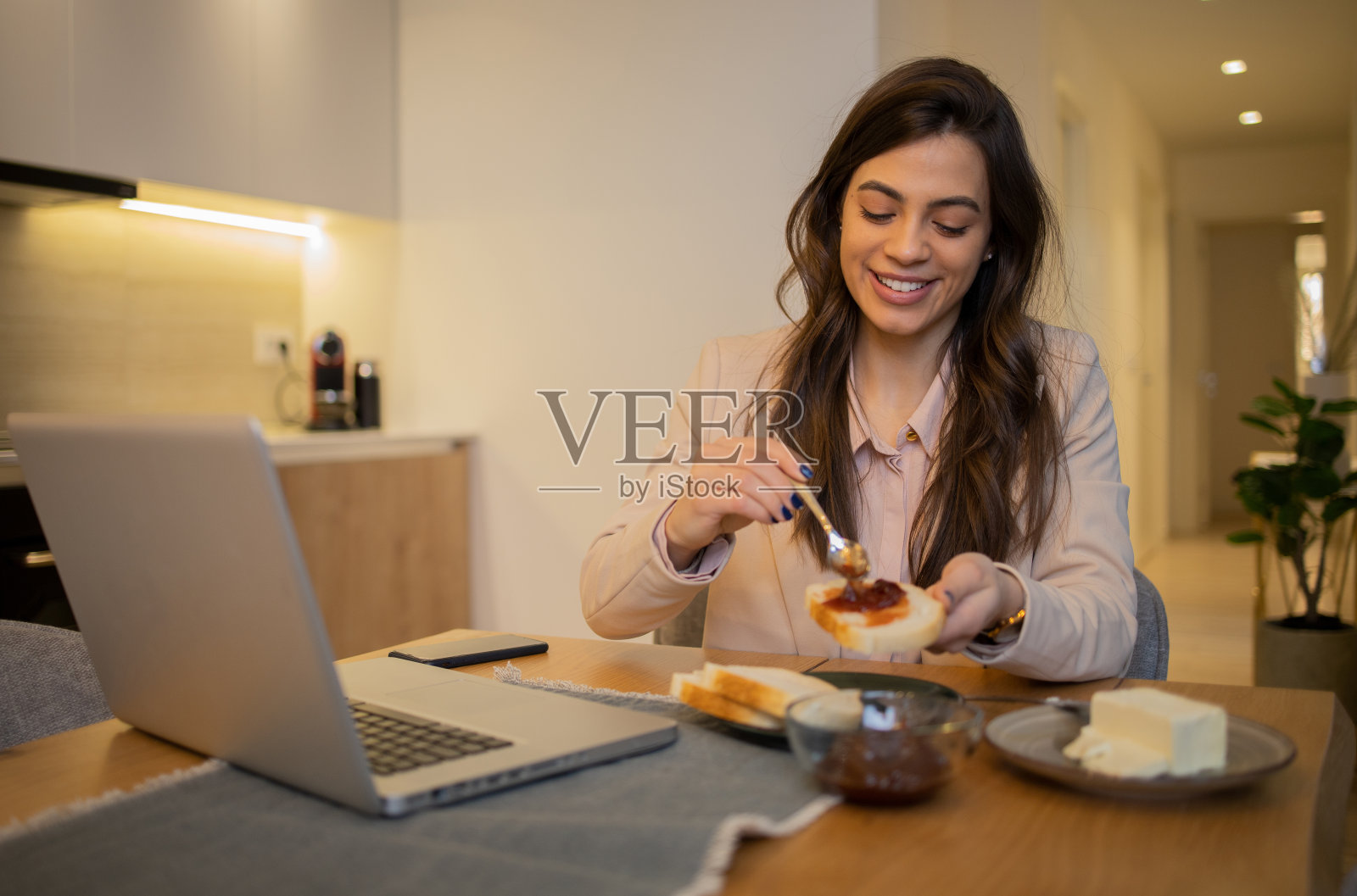 年轻女性在家工作照片摄影图片