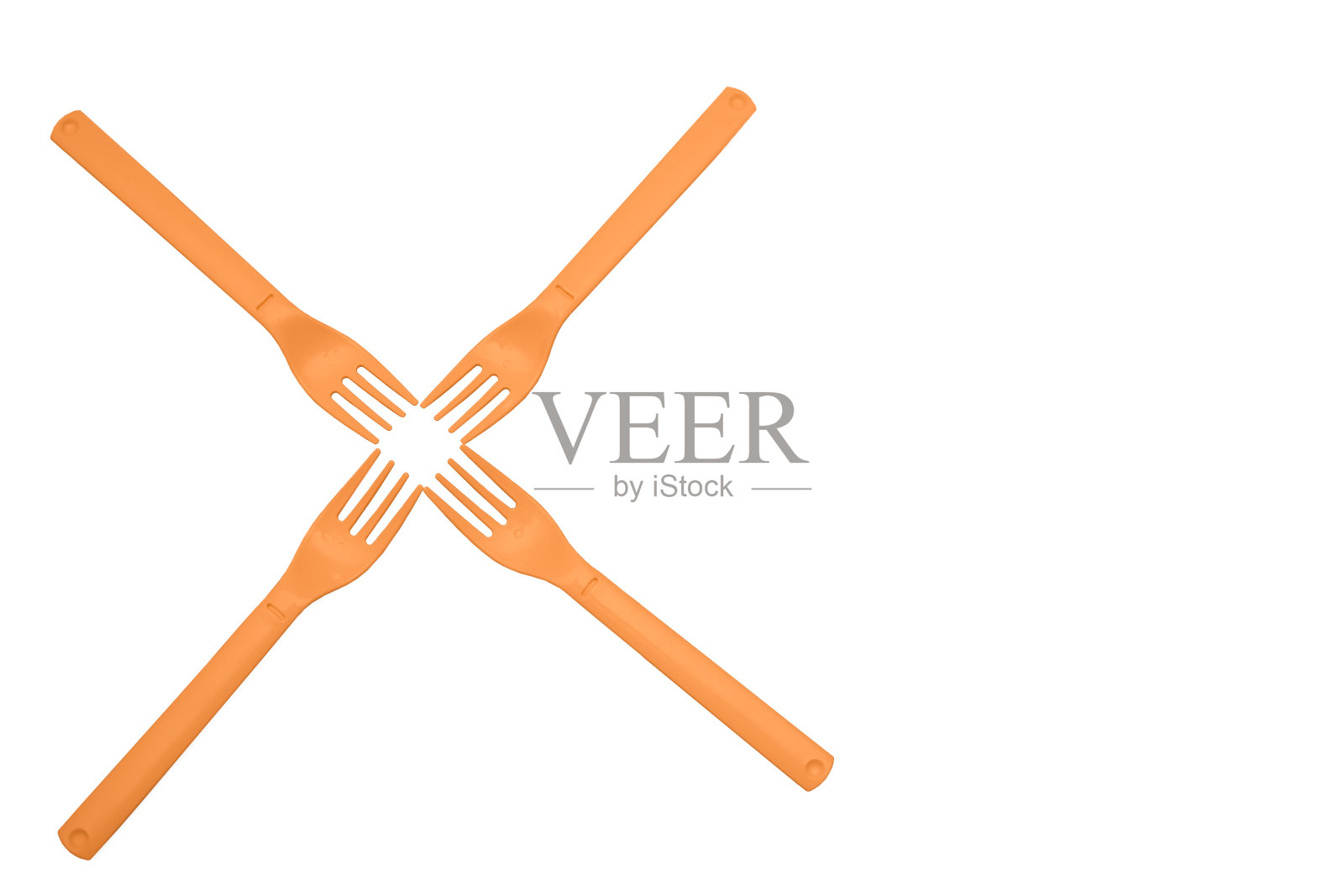 四个橙色塑料叉子露营,旅行隔离在白色表面照片摄影图片