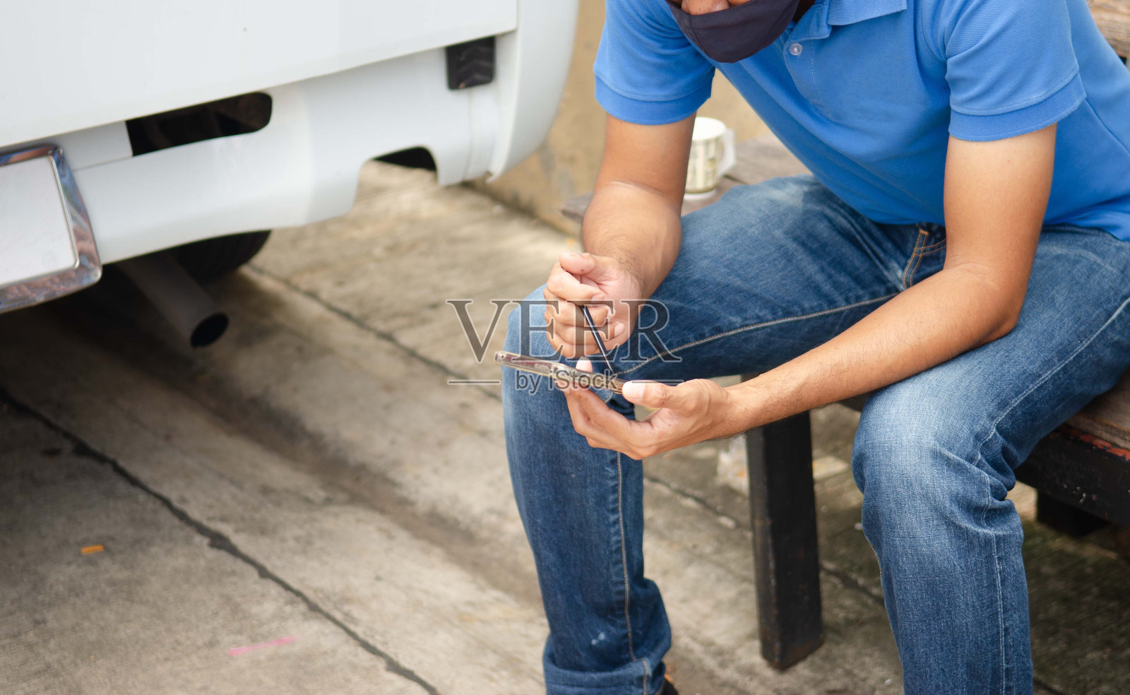 用手机和笔工作的人照片摄影图片