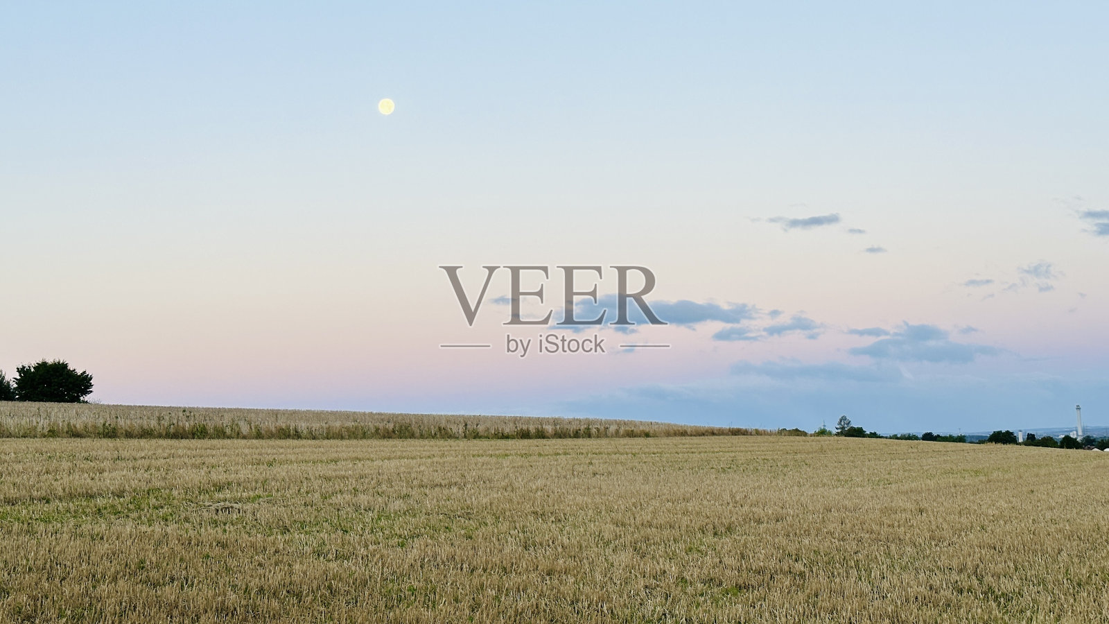 清晨和平,满月在收获的田野上照片摄影图片