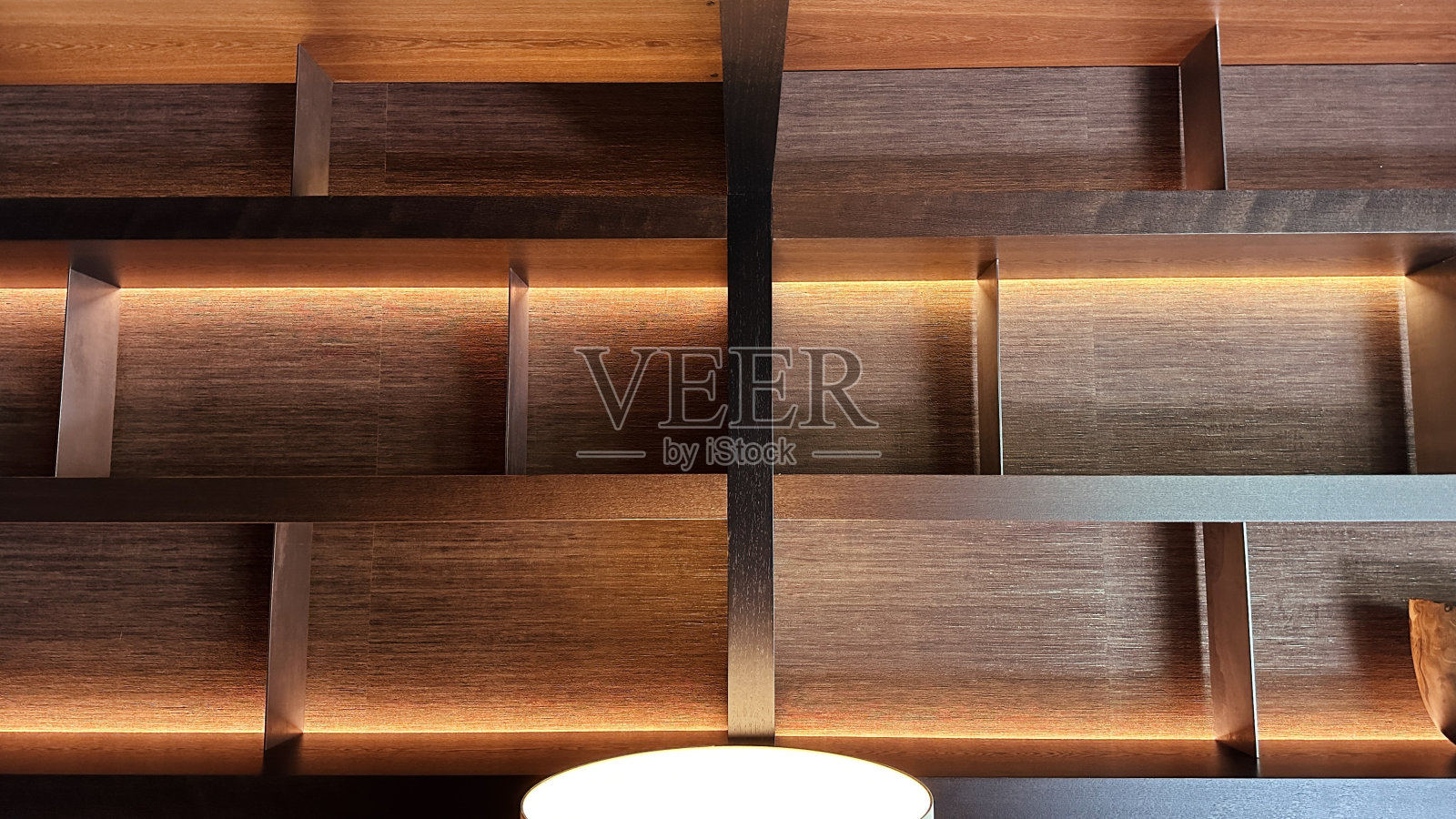 图书馆,空荡荡的书架,灯火通明照片摄影图片