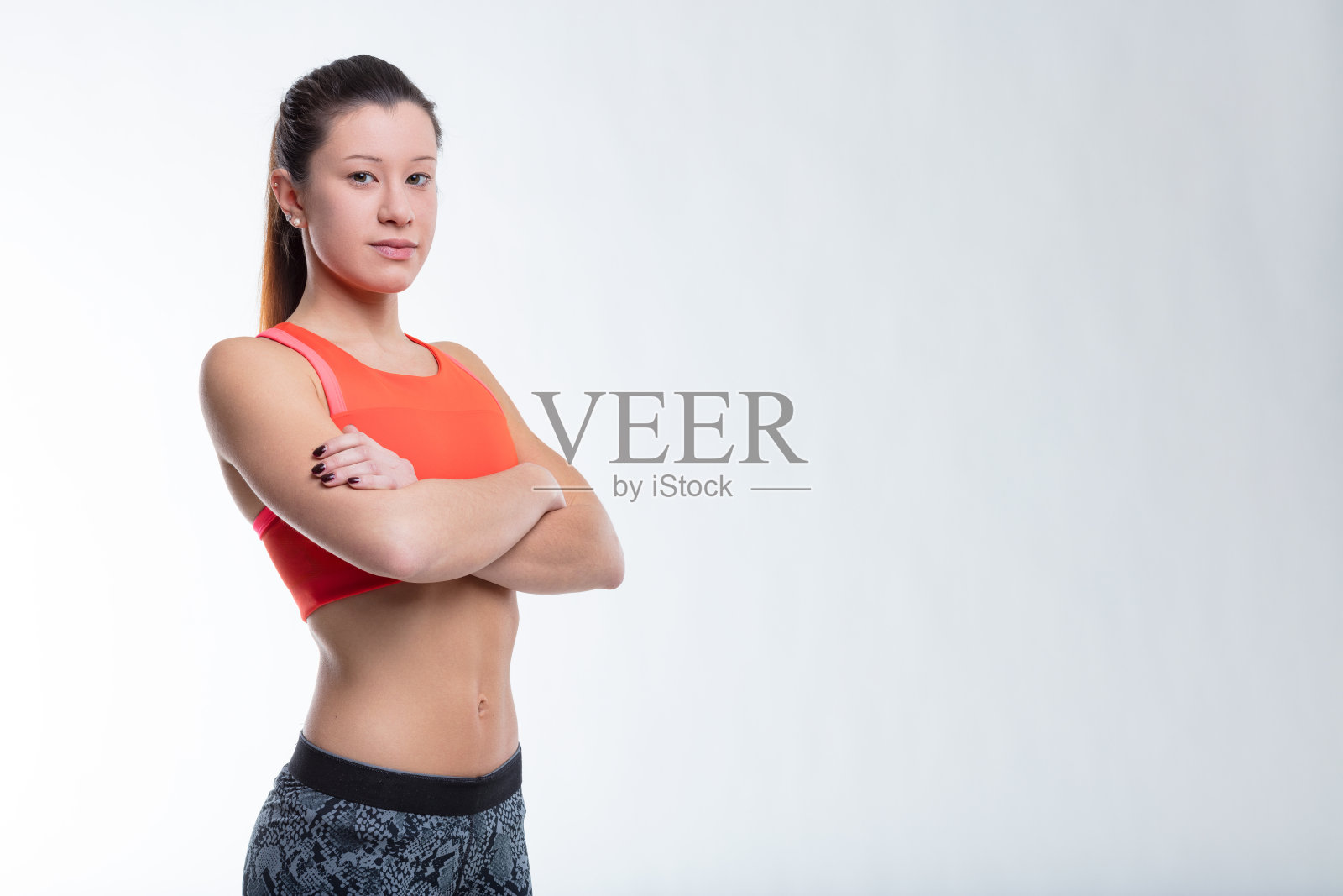 女性通过健身房和饮食展示健身照片摄影图片