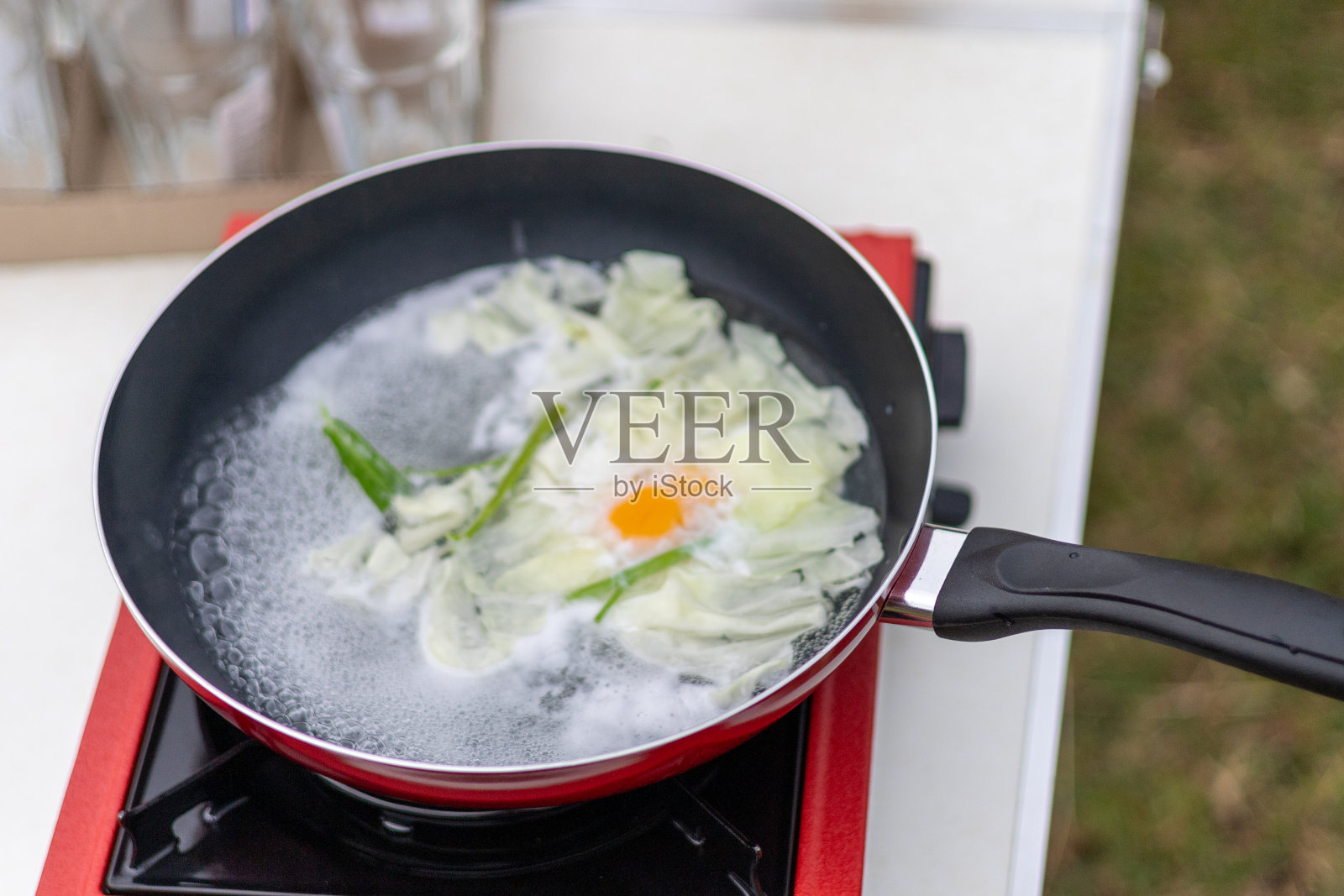 在野营煤气炉上煮鸡蛋的平底锅照片摄影图片