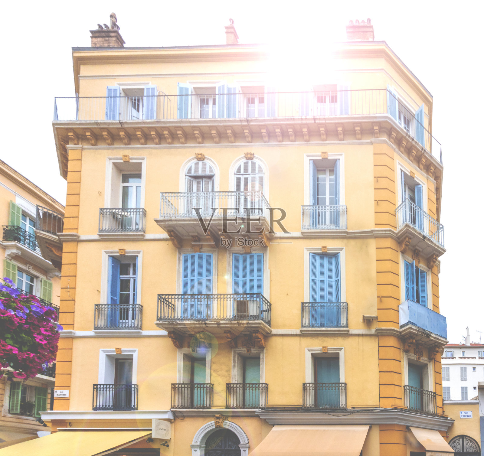 有窗户的建筑物的正面照片摄影图片