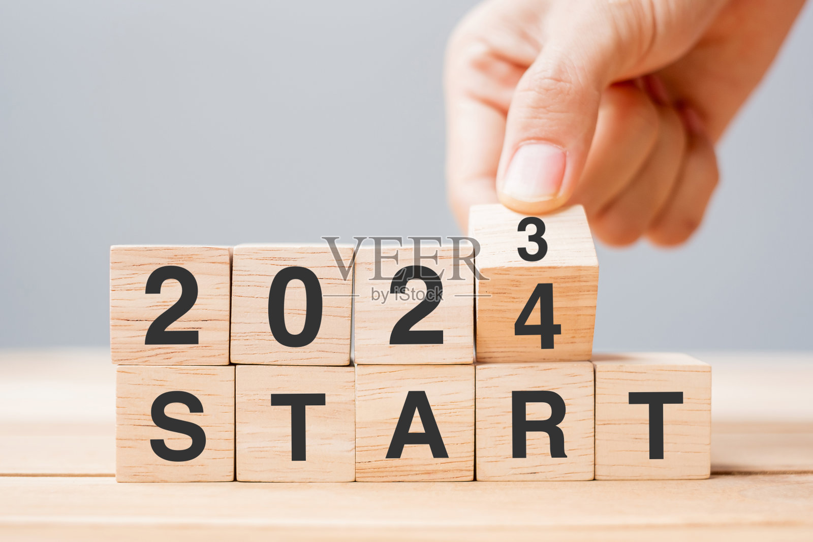 手动翻转块2023到2024开始文本在表上。决心,策略,目标,动机,重启,业务和新年假期的概念照片摄影图片