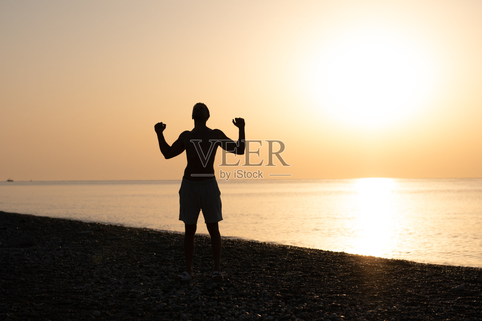 肌肉男在酒店的海滩上运动照片摄影图片