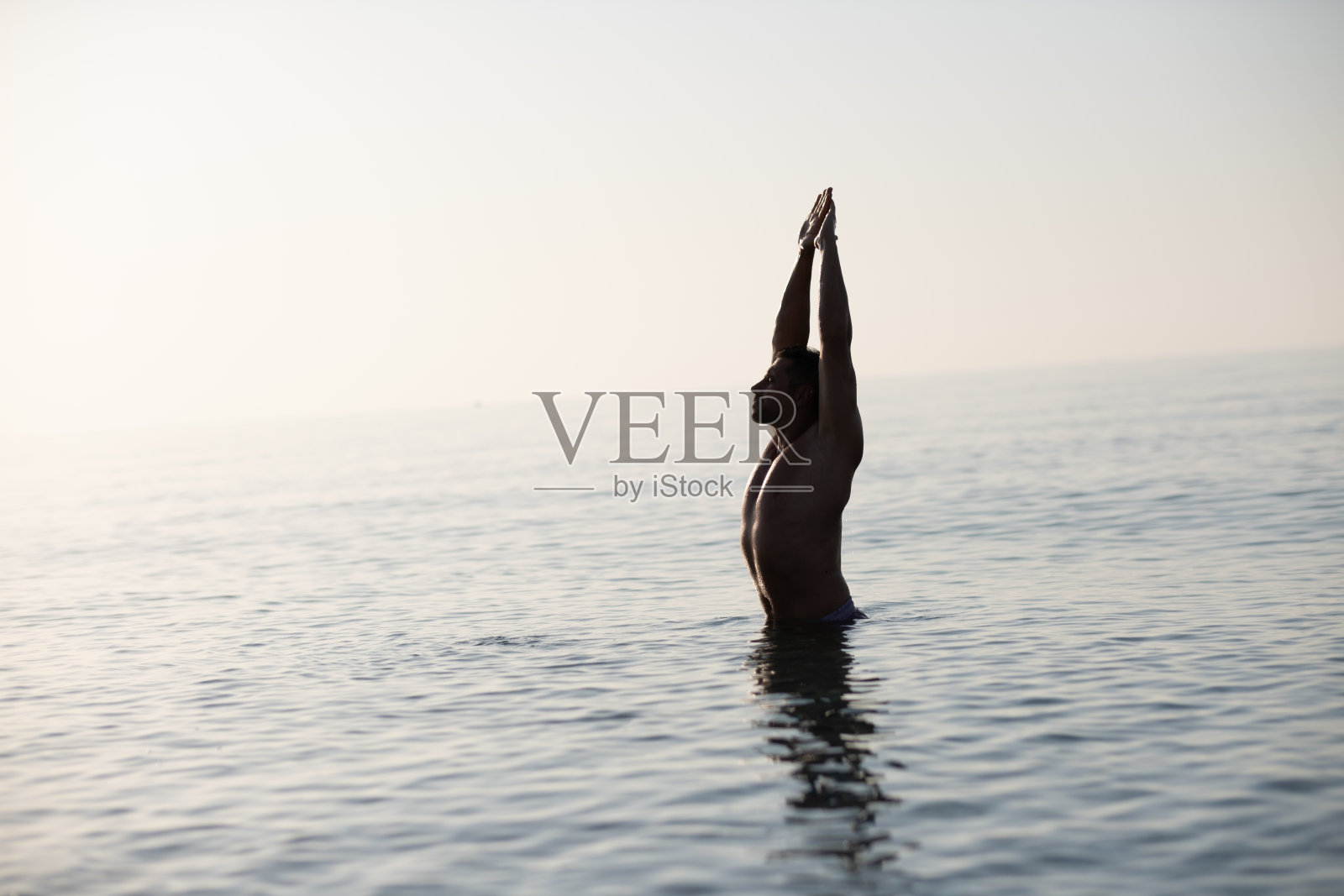 肌肉男在酒店的海滩上运动照片摄影图片