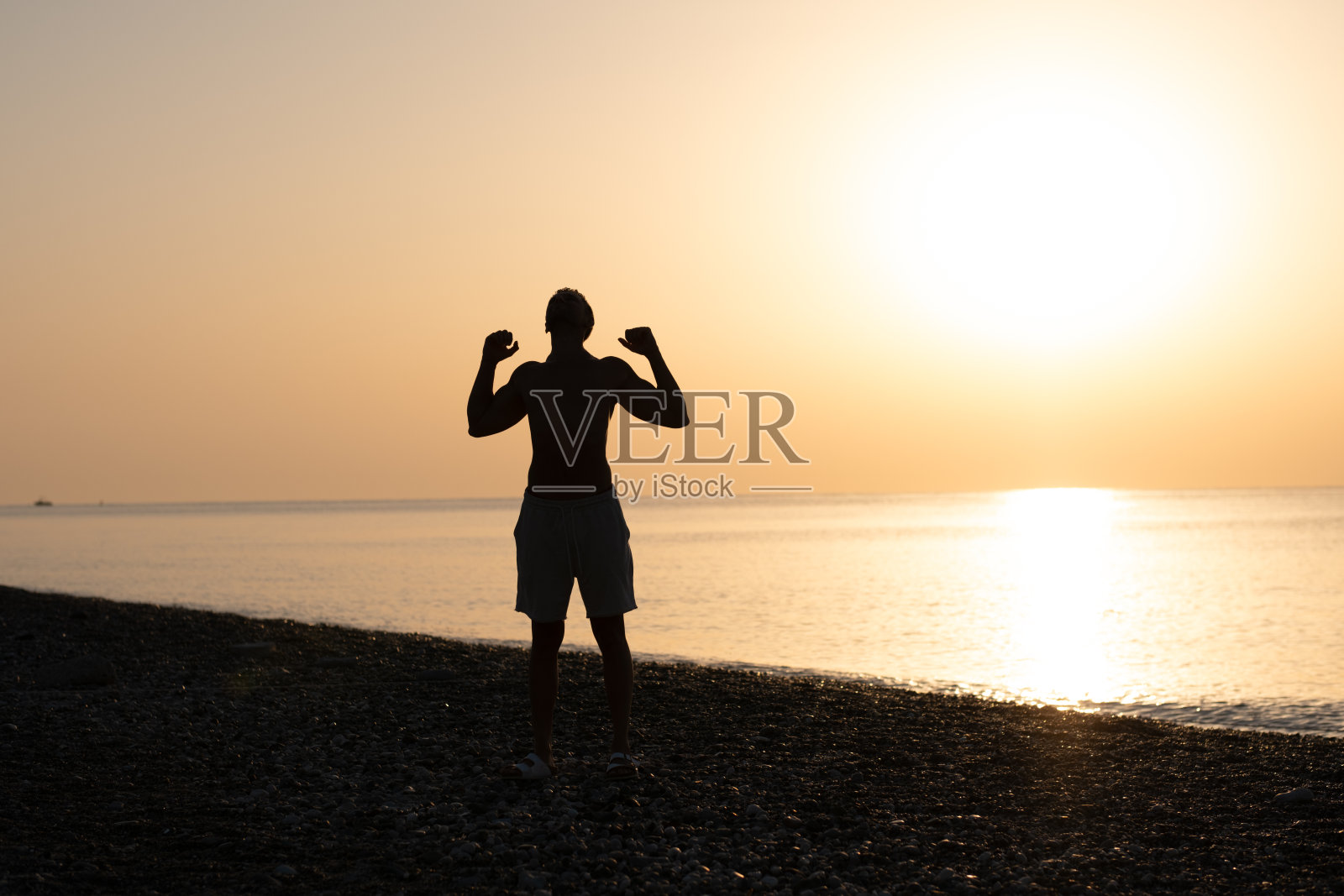 肌肉男在酒店的海滩上运动照片摄影图片
