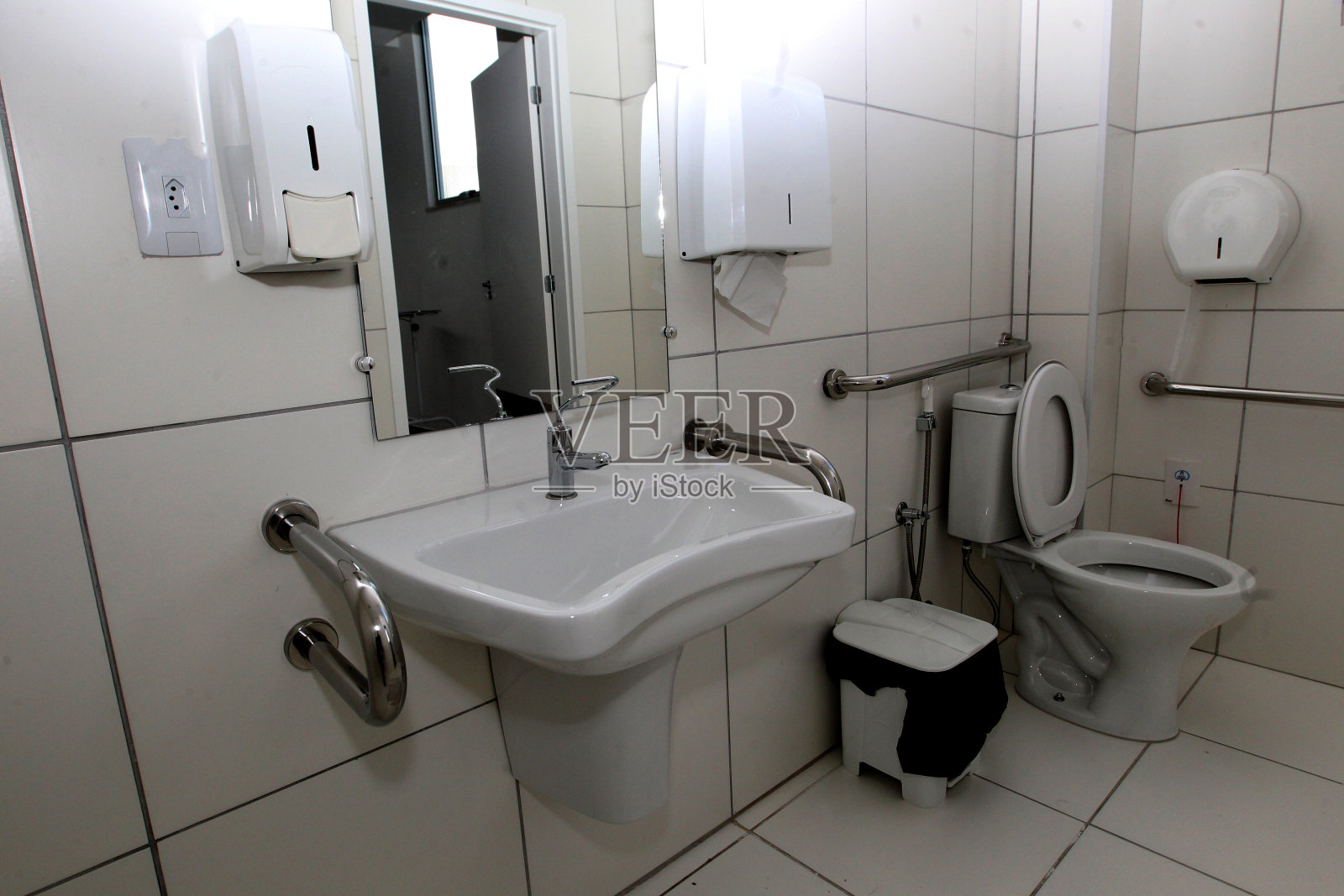 带扶手的浴室照片摄影图片