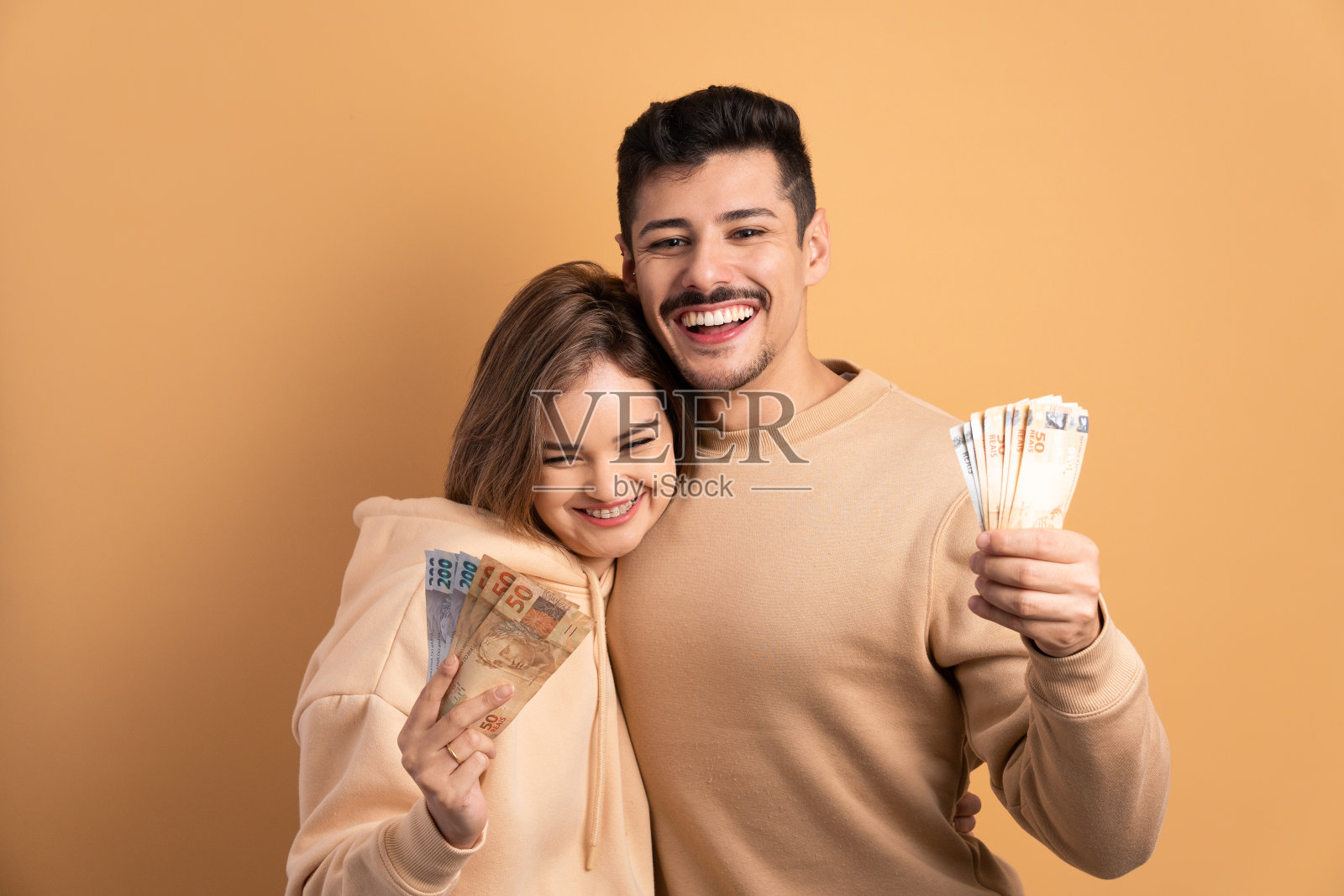 有钱的快乐夫妻,巴西雷亚尔照片摄影图片