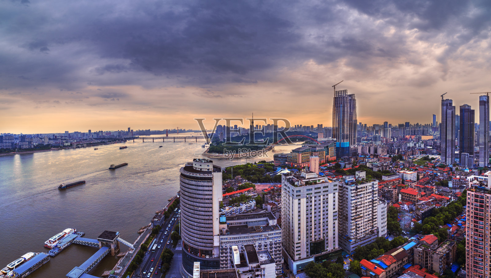 武汉沿江城市景观。照片摄影图片