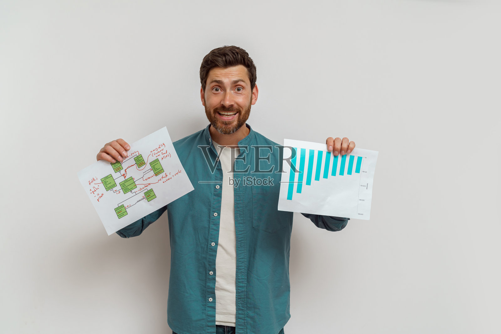 微笑的企业家或推销员展示他的图表销售和商业计划在白色背景照片摄影图片